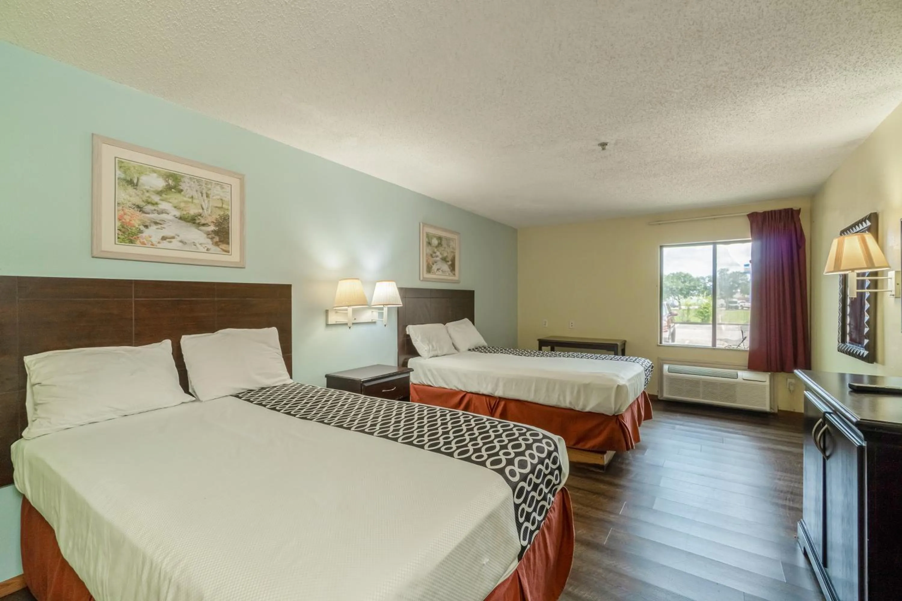 Bedroom, Bed in Capital O Fairway Inn - Baytown La Porte TX