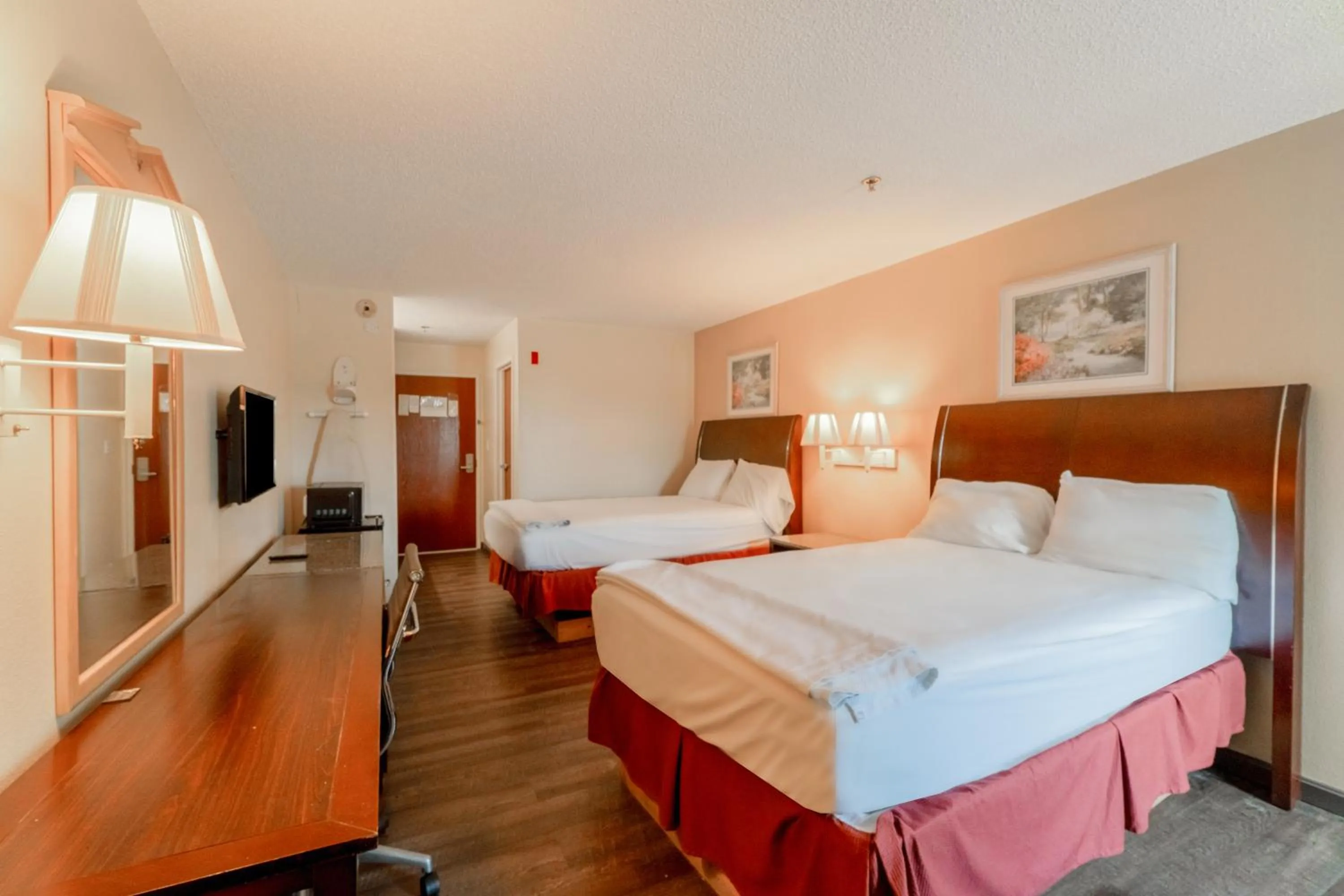 Photo of the whole room, Bed in Capital O Fairway Inn - Baytown La Porte TX