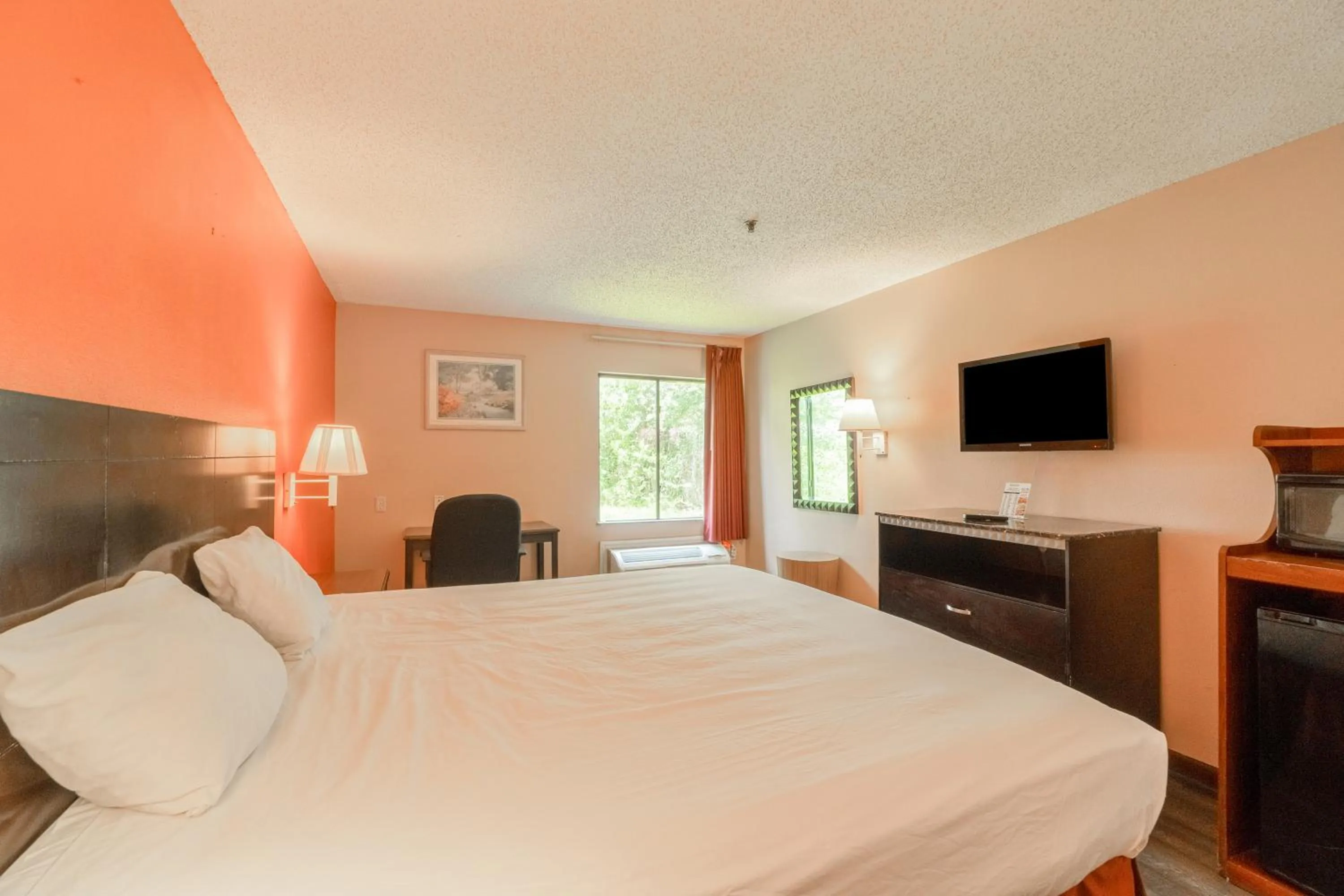 Bedroom, Bed in Capital O Fairway Inn - Baytown La Porte TX