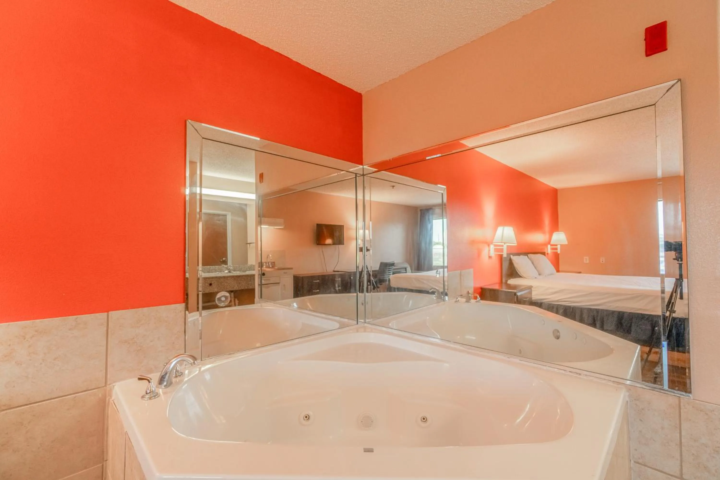 Hot Tub in Capital O Fairway Inn - Baytown La Porte TX