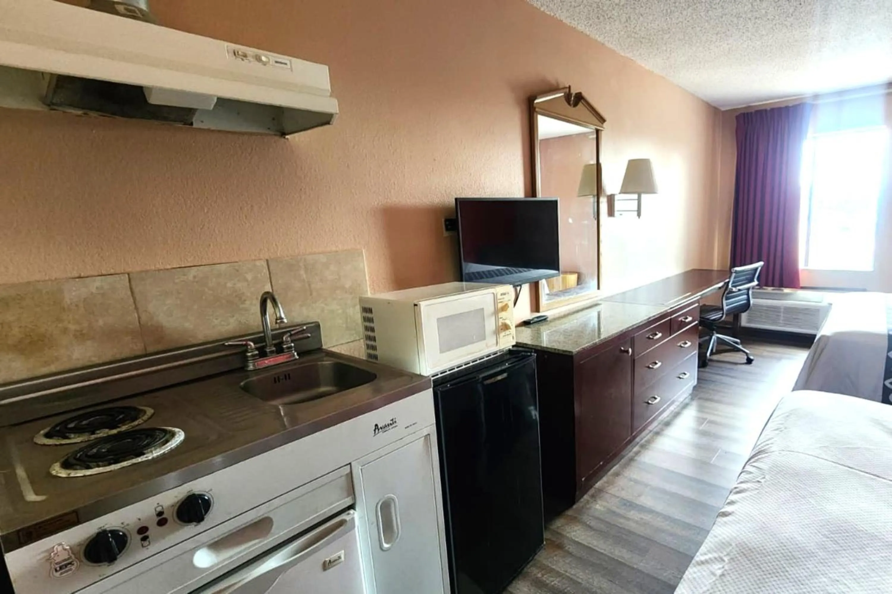 Kitchen or kitchenette in Capital O Fairway Inn - Baytown La Porte TX