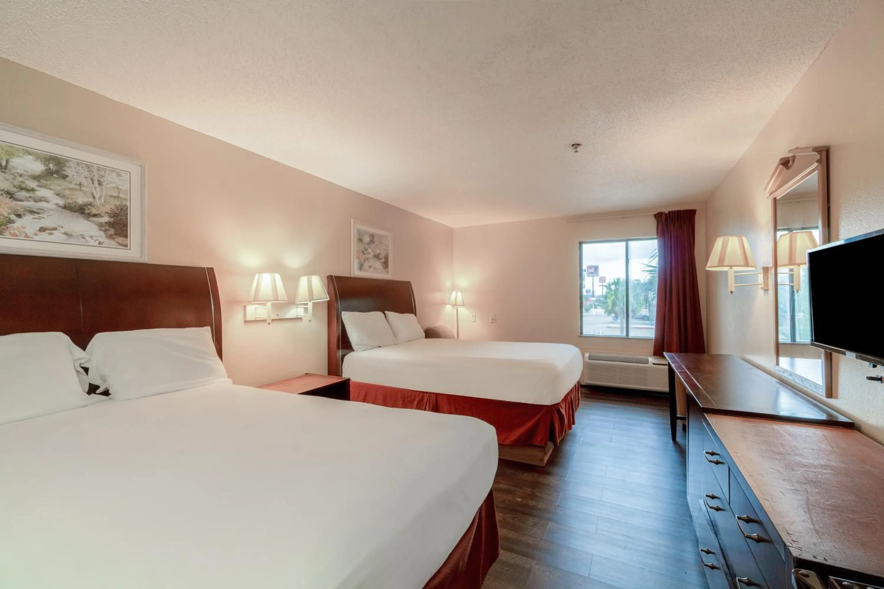 Bedroom, Bed in Capital O Fairway Inn - Baytown La Porte TX