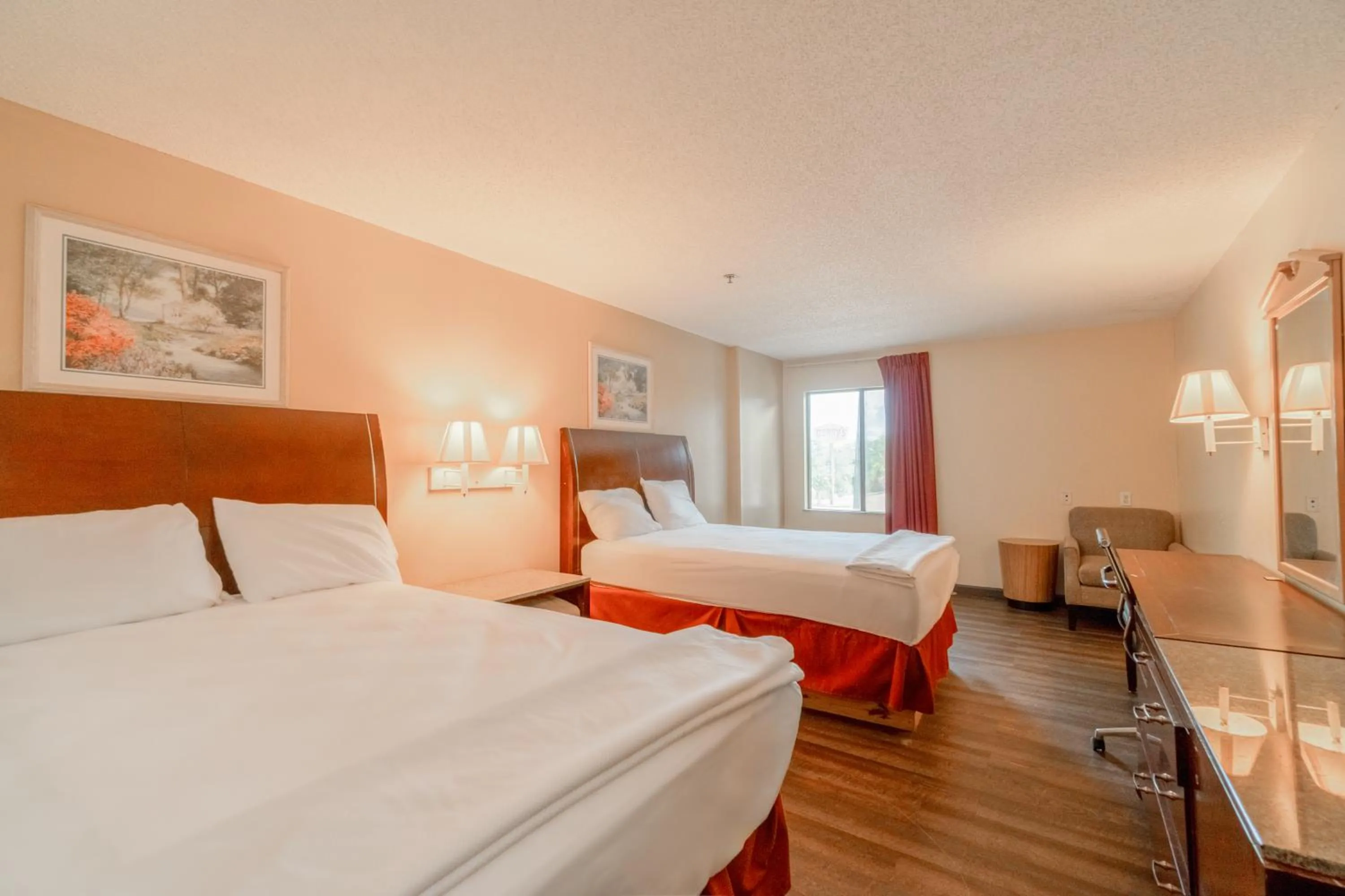 Bedroom, Bed in Capital O Fairway Inn - Baytown La Porte TX