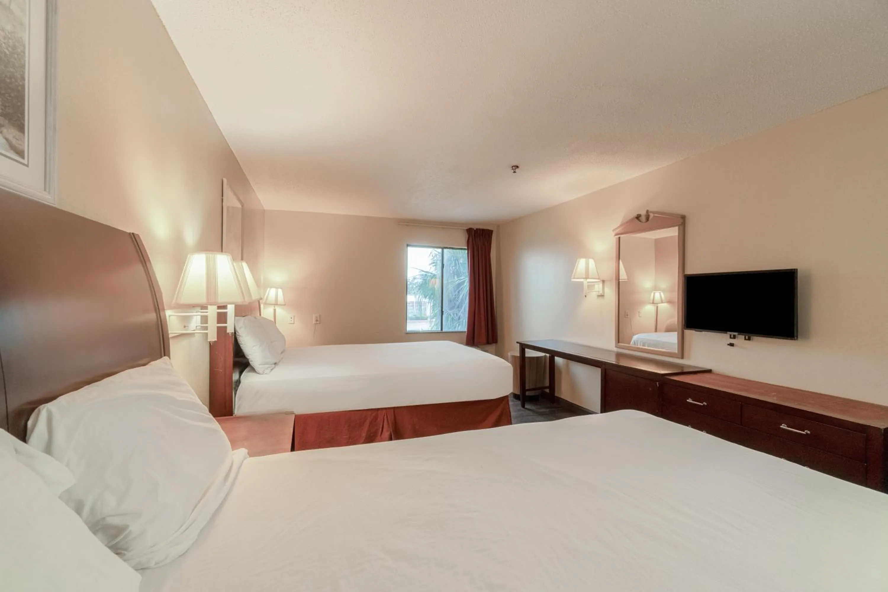 Bedroom, Bed in Capital O Fairway Inn - Baytown La Porte TX