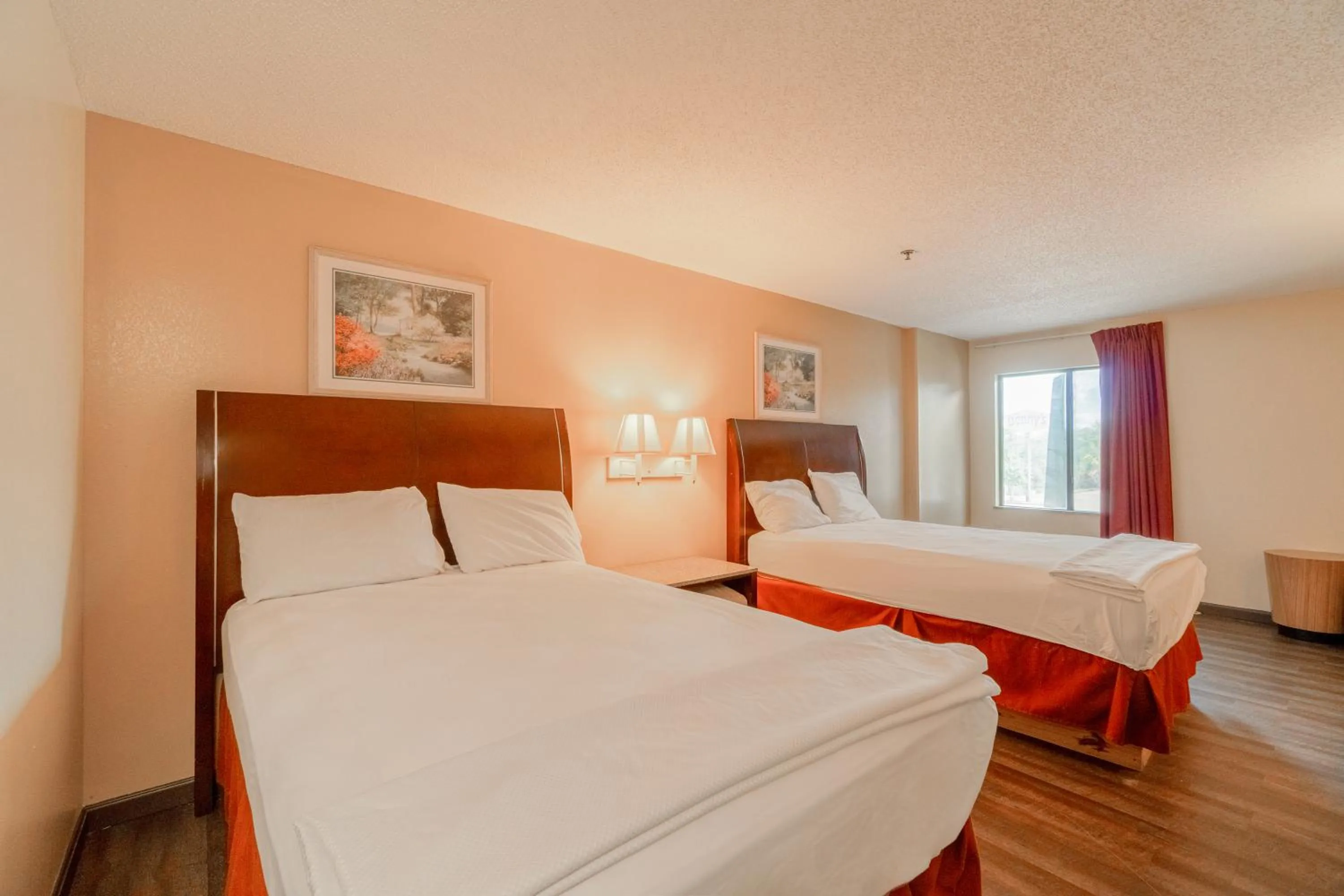 Bedroom, Bed in Capital O Fairway Inn - Baytown La Porte TX