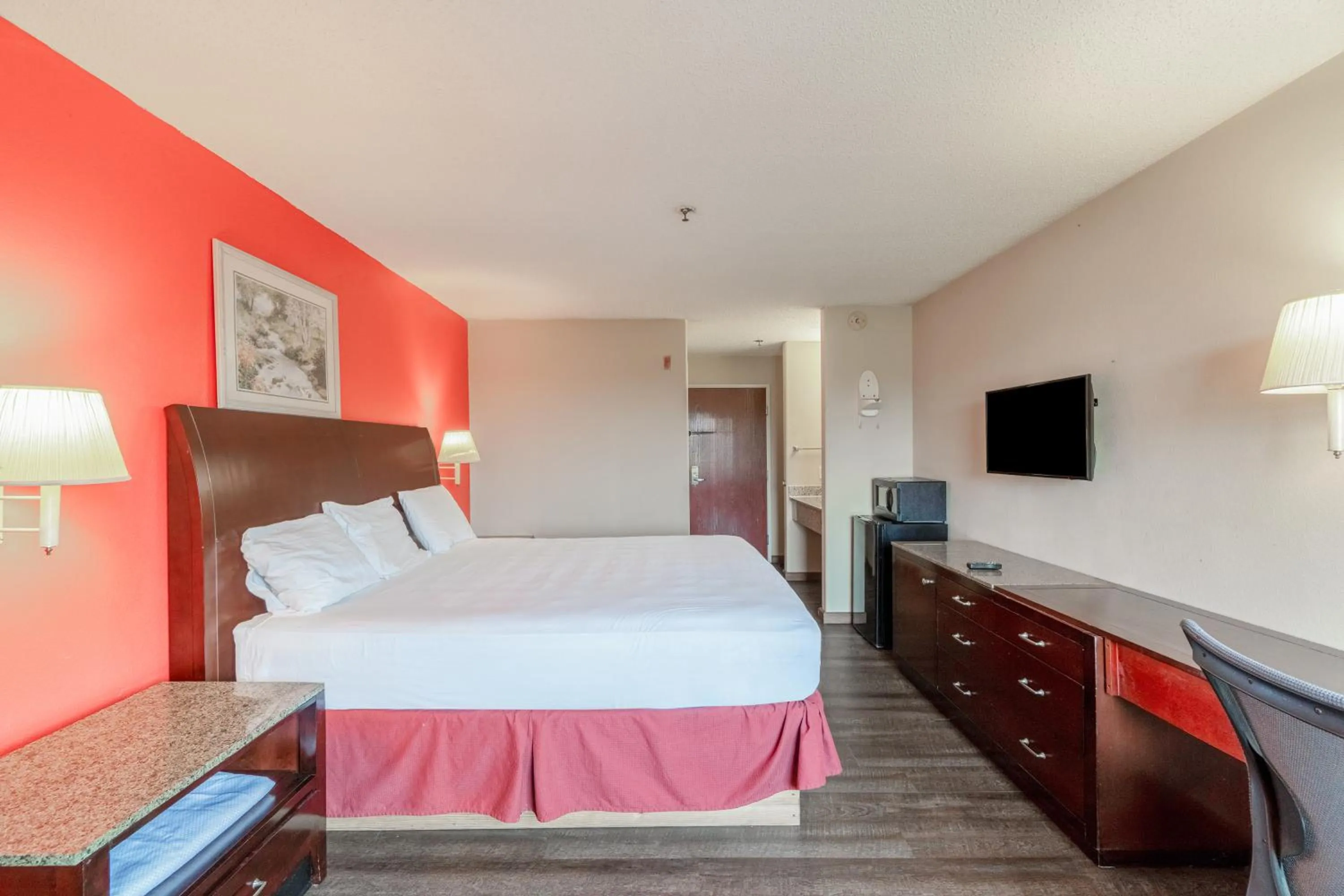 Bedroom, Bed in Capital O Fairway Inn - Baytown La Porte TX