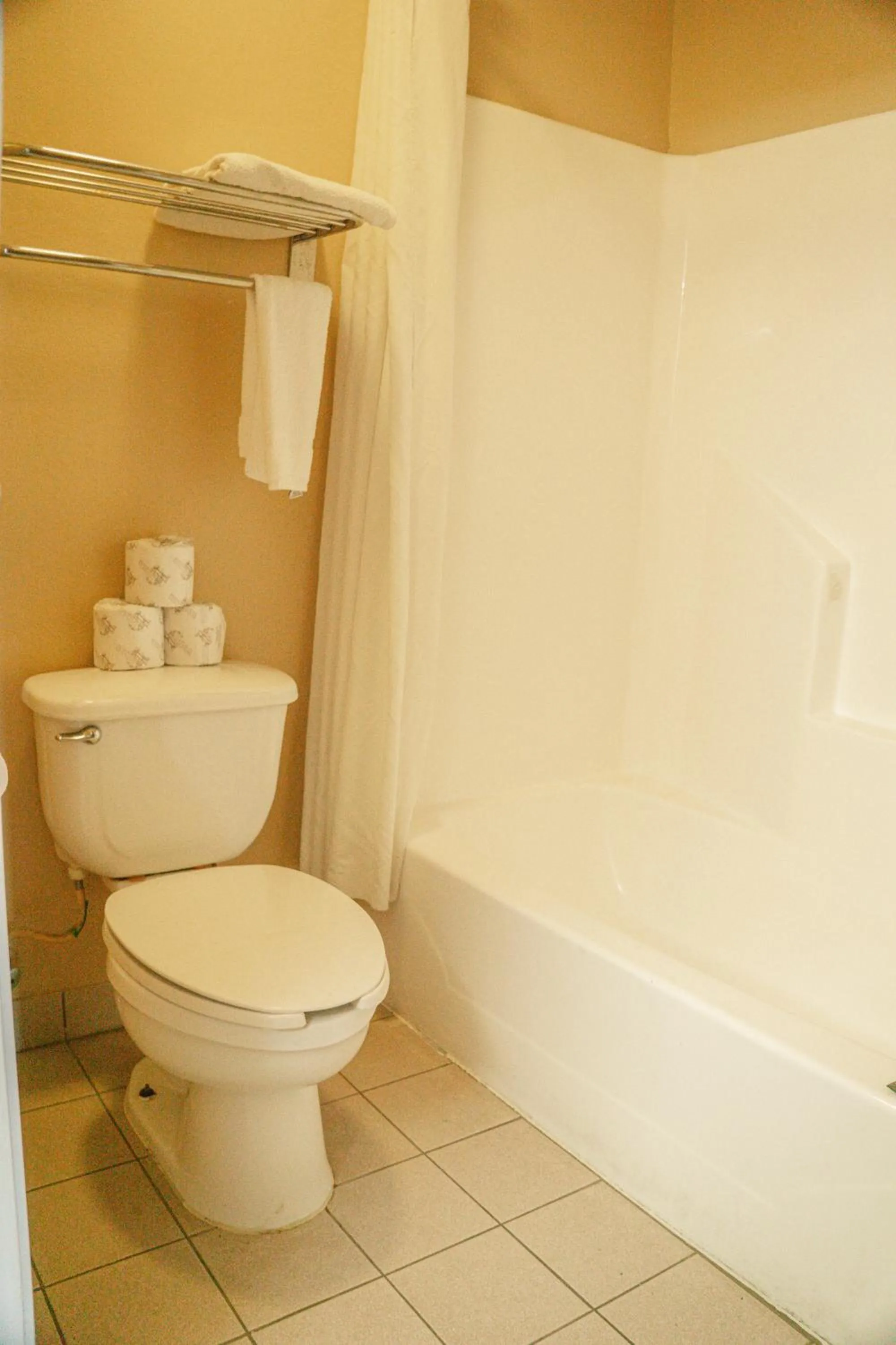 Bathroom in Capital O Fairway Inn - Baytown La Porte TX