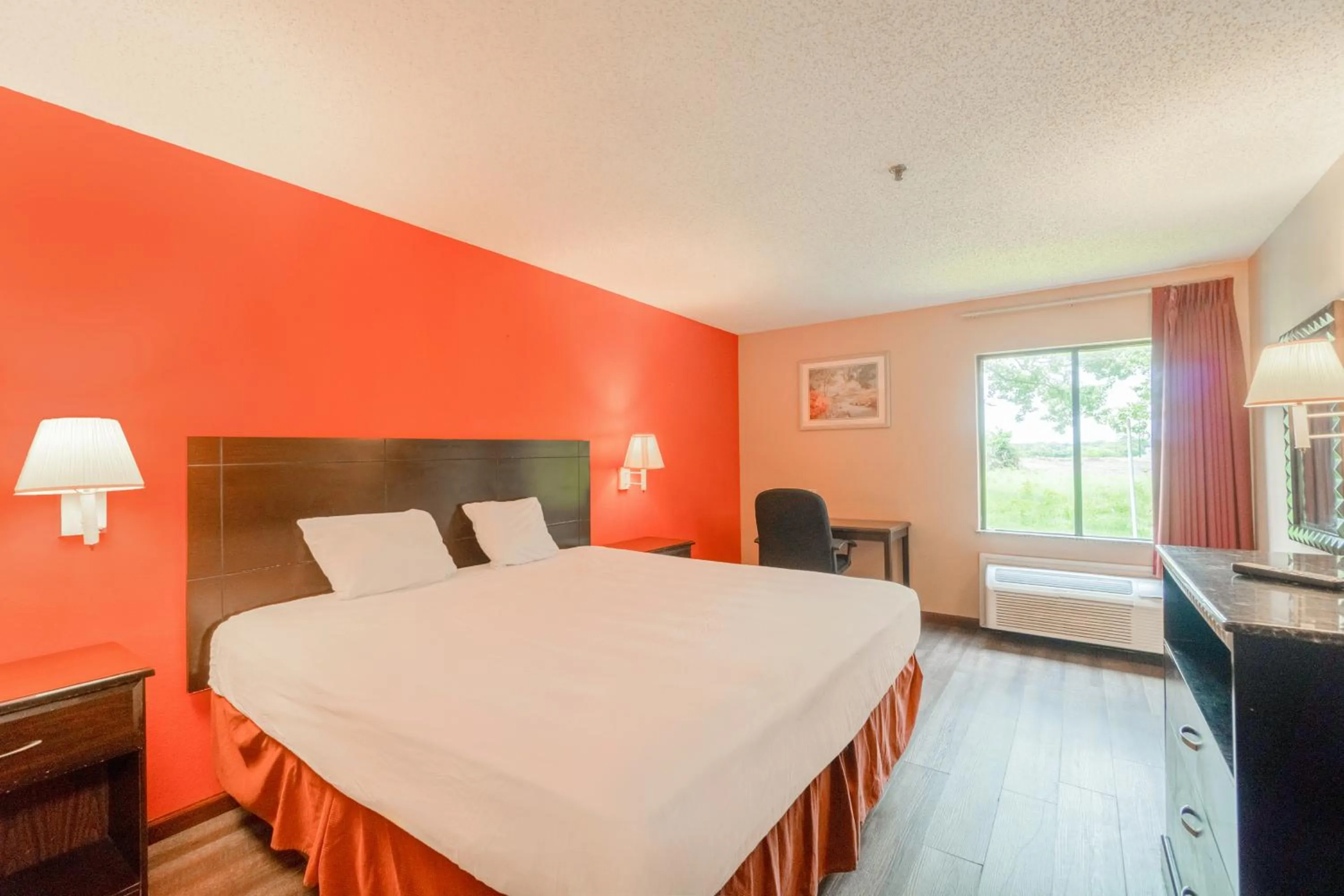 Bedroom, Bed in Capital O Fairway Inn - Baytown La Porte TX