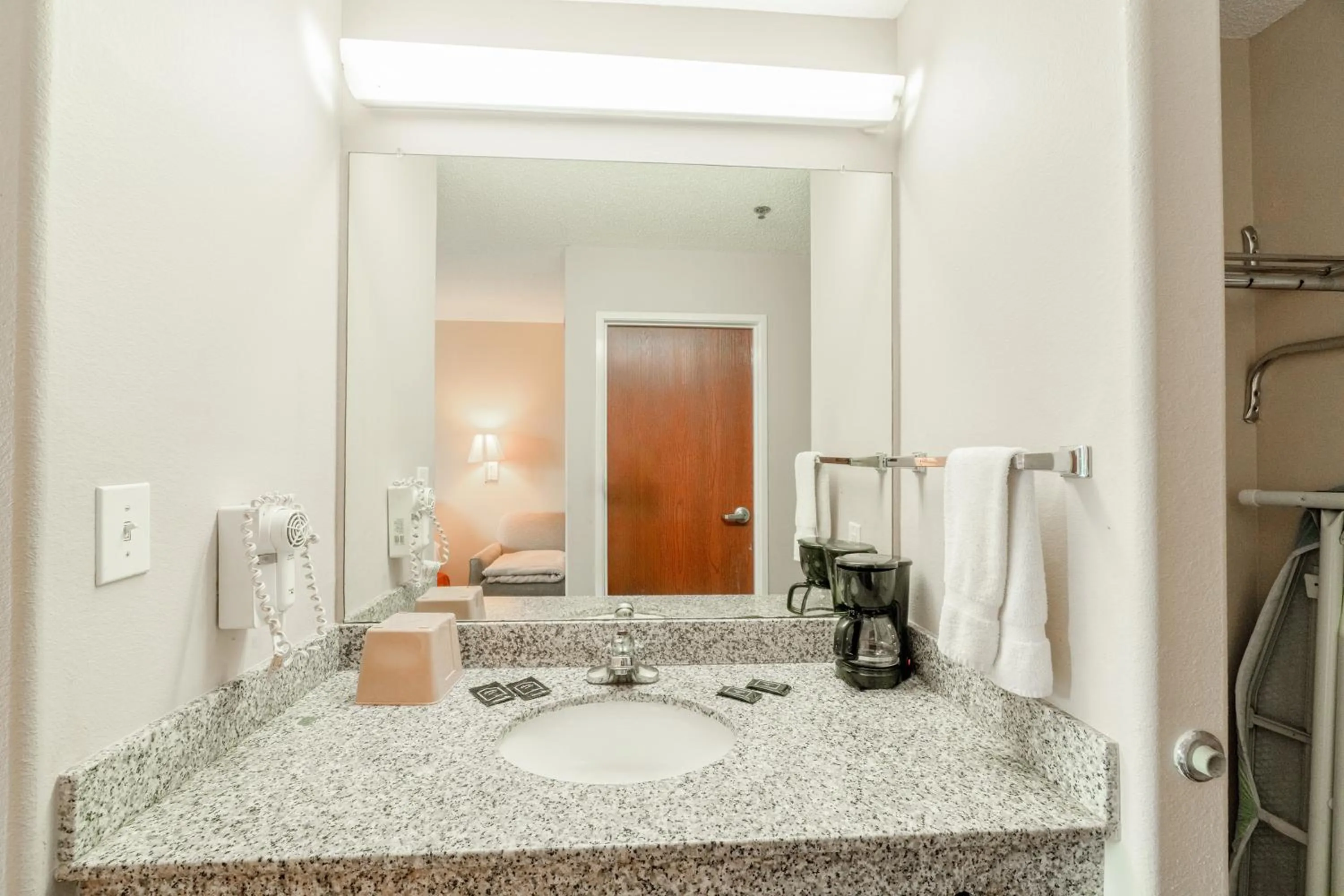 Bathroom in Capital O Fairway Inn - Baytown La Porte TX