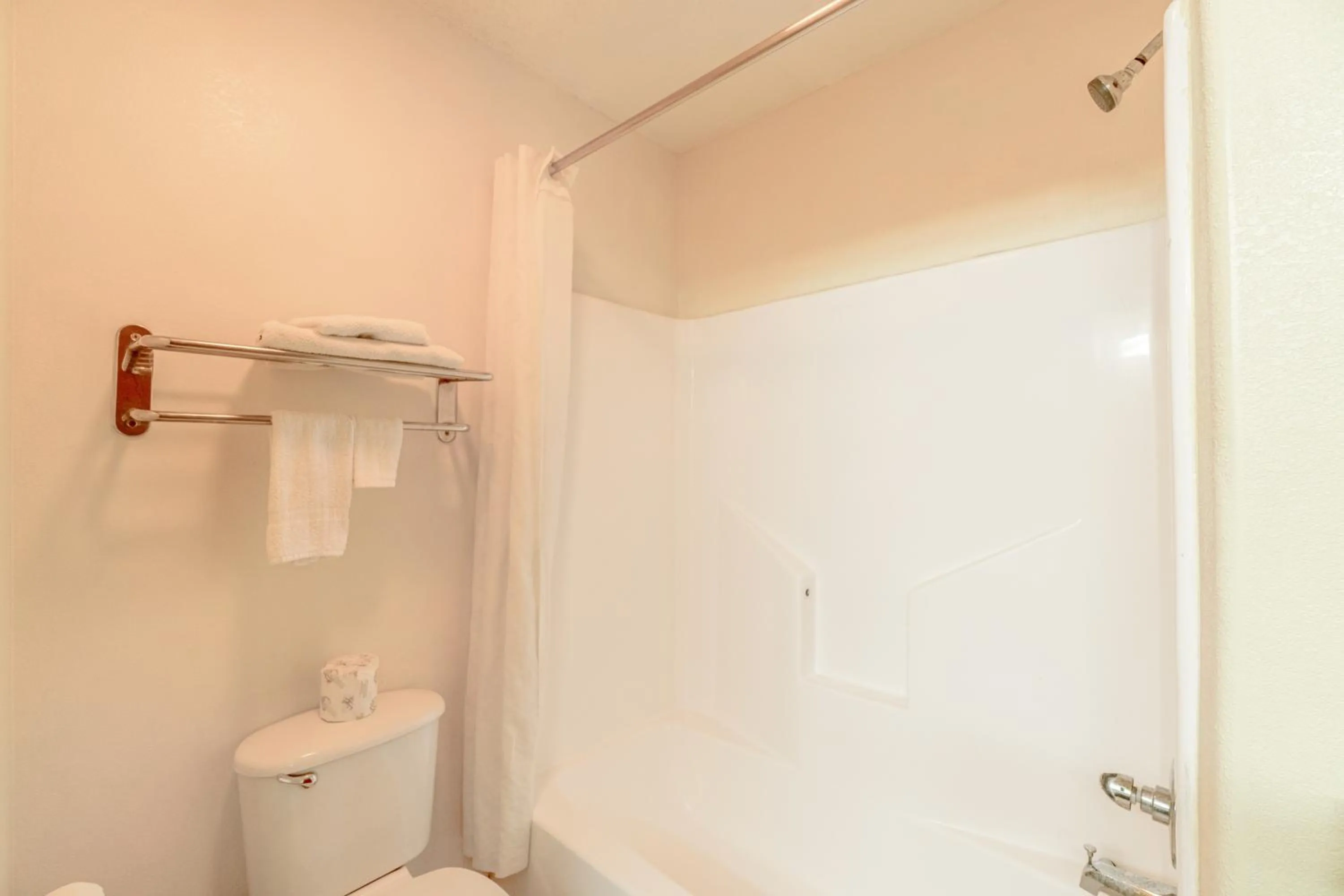 Bathroom in Capital O Fairway Inn - Baytown La Porte TX