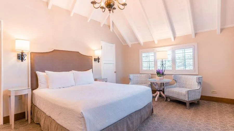 Bedroom, Bed in Normandy Inn