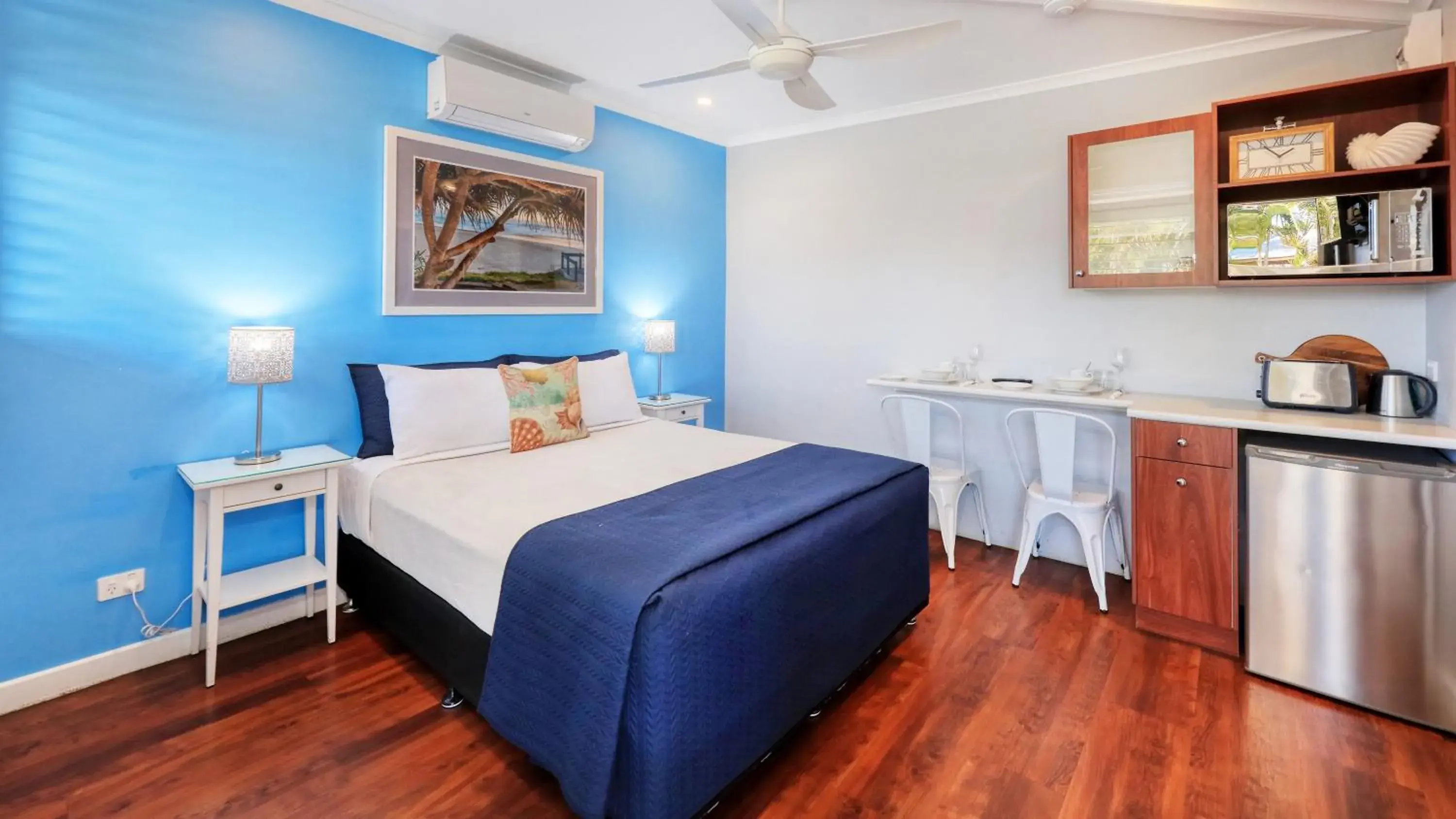 Decorative detail, Bed in Almare Tourist Motel Decorative detail, Bed in Almare Tourist Motel