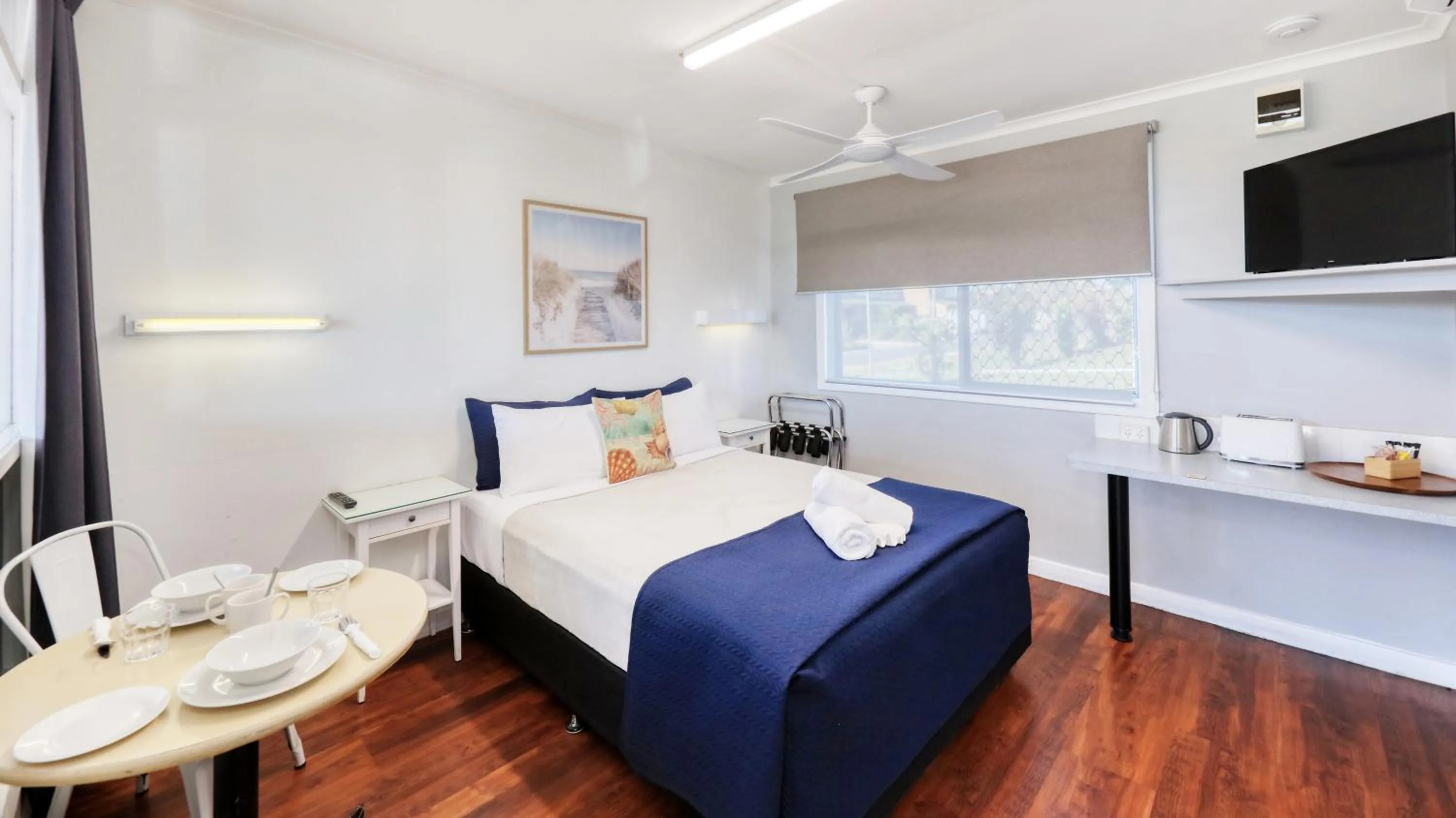 TV and multimedia, Bed in Almare Tourist Motel