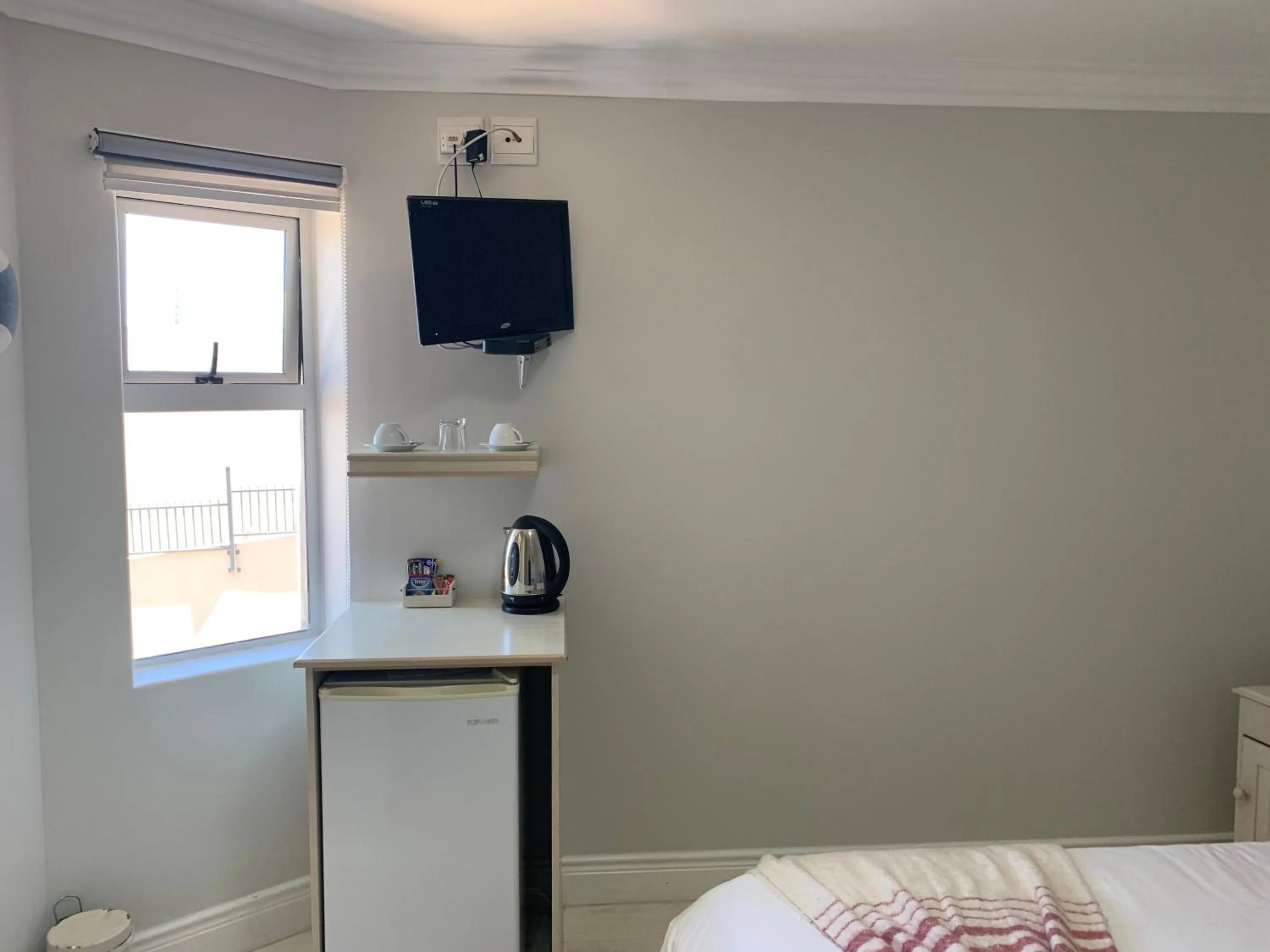 Coffee/tea facilities, Bed in Oceansnest Guest House