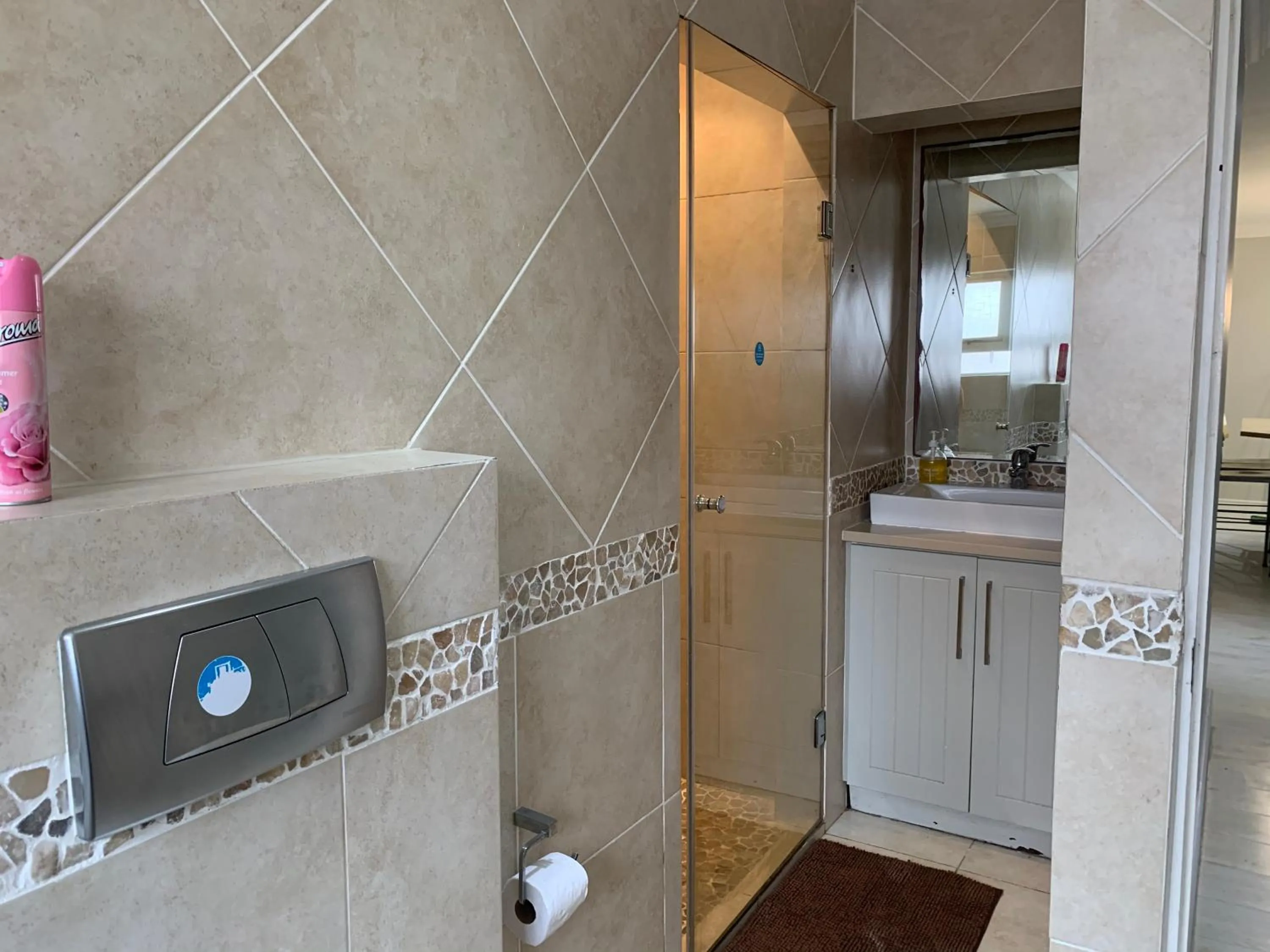 Shower in Oceansnest Guest House