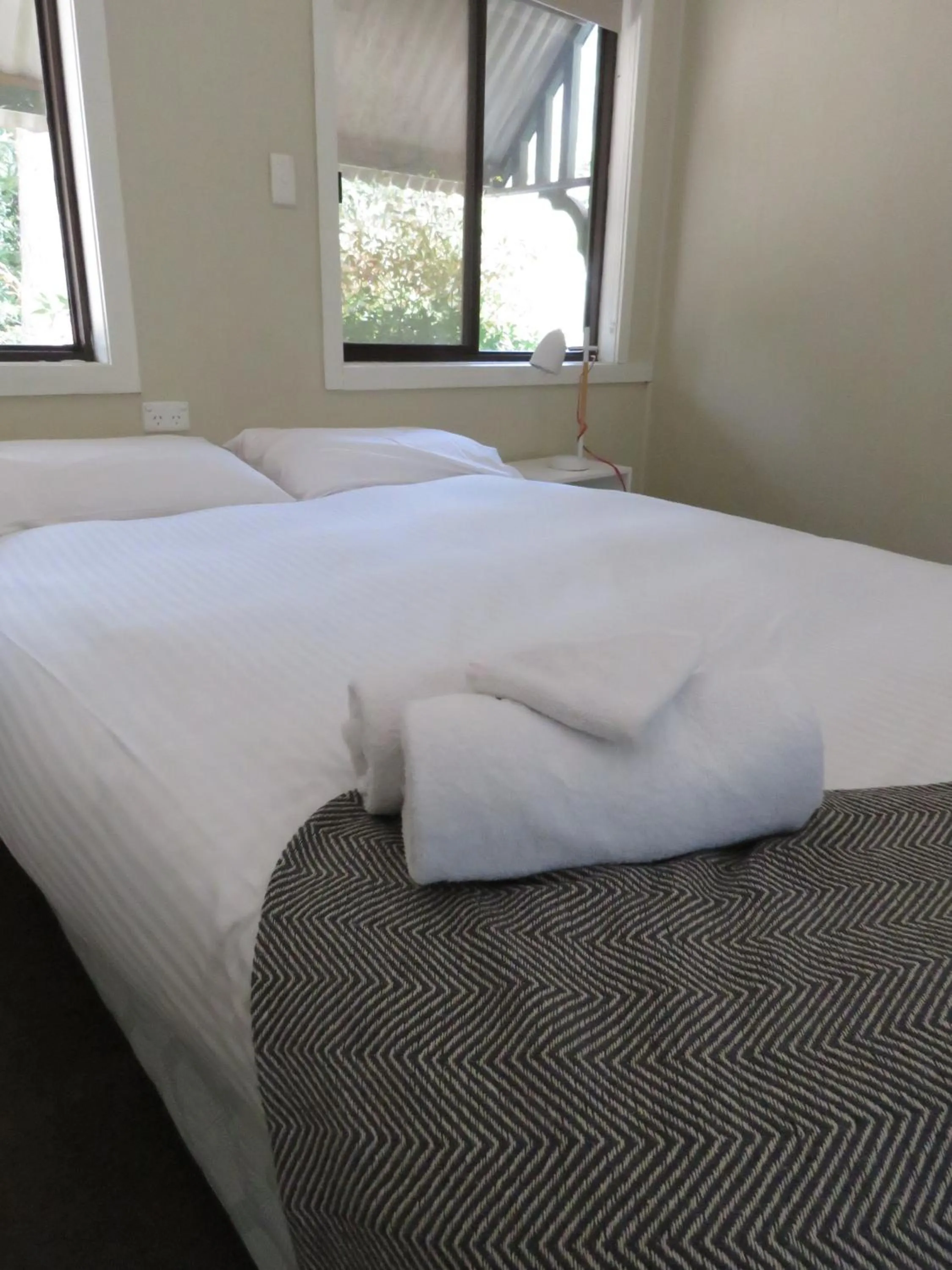 Bedroom, Bed in Beechworth Holiday Park