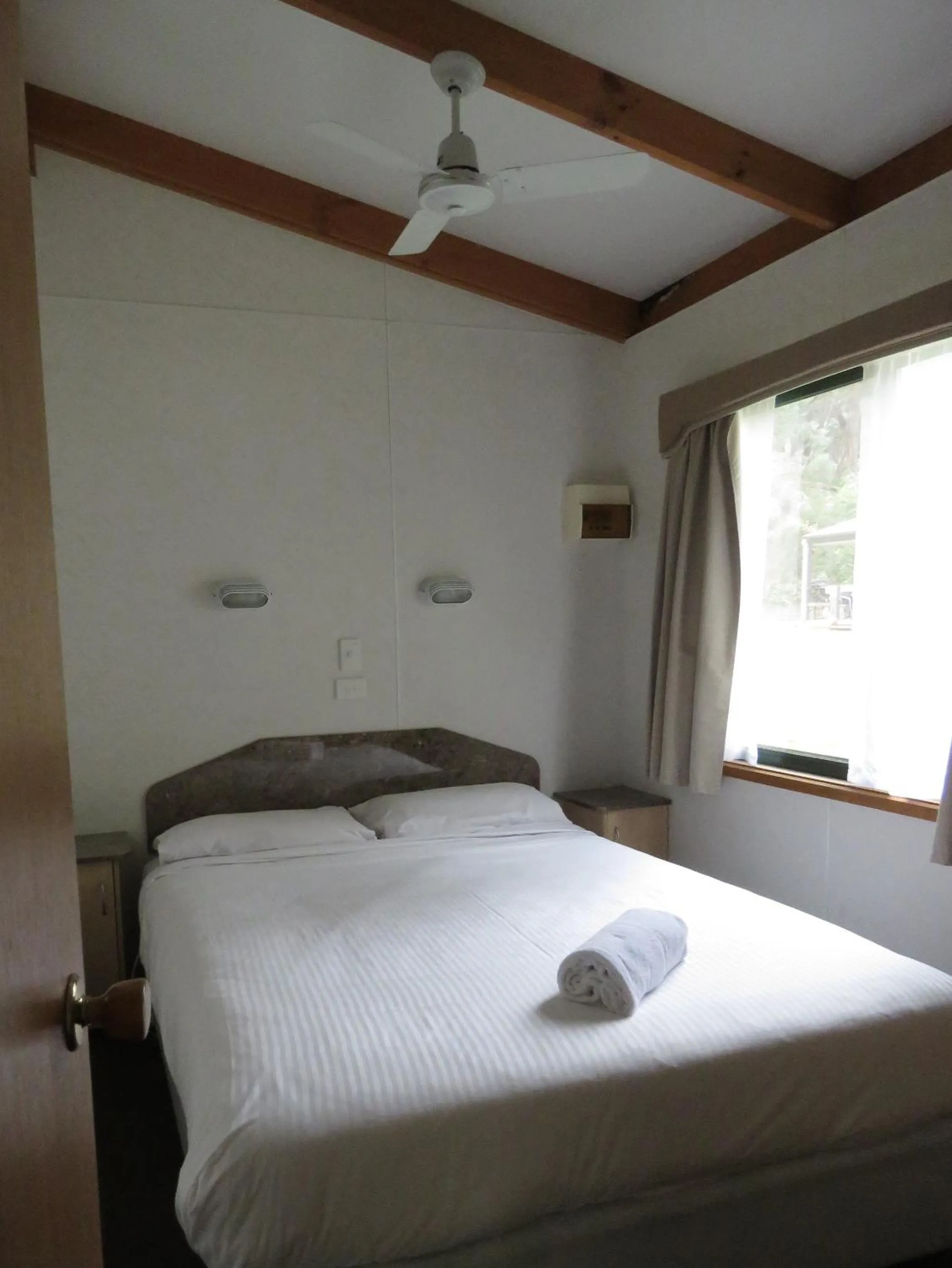 Bedroom, Bed in Beechworth Holiday Park