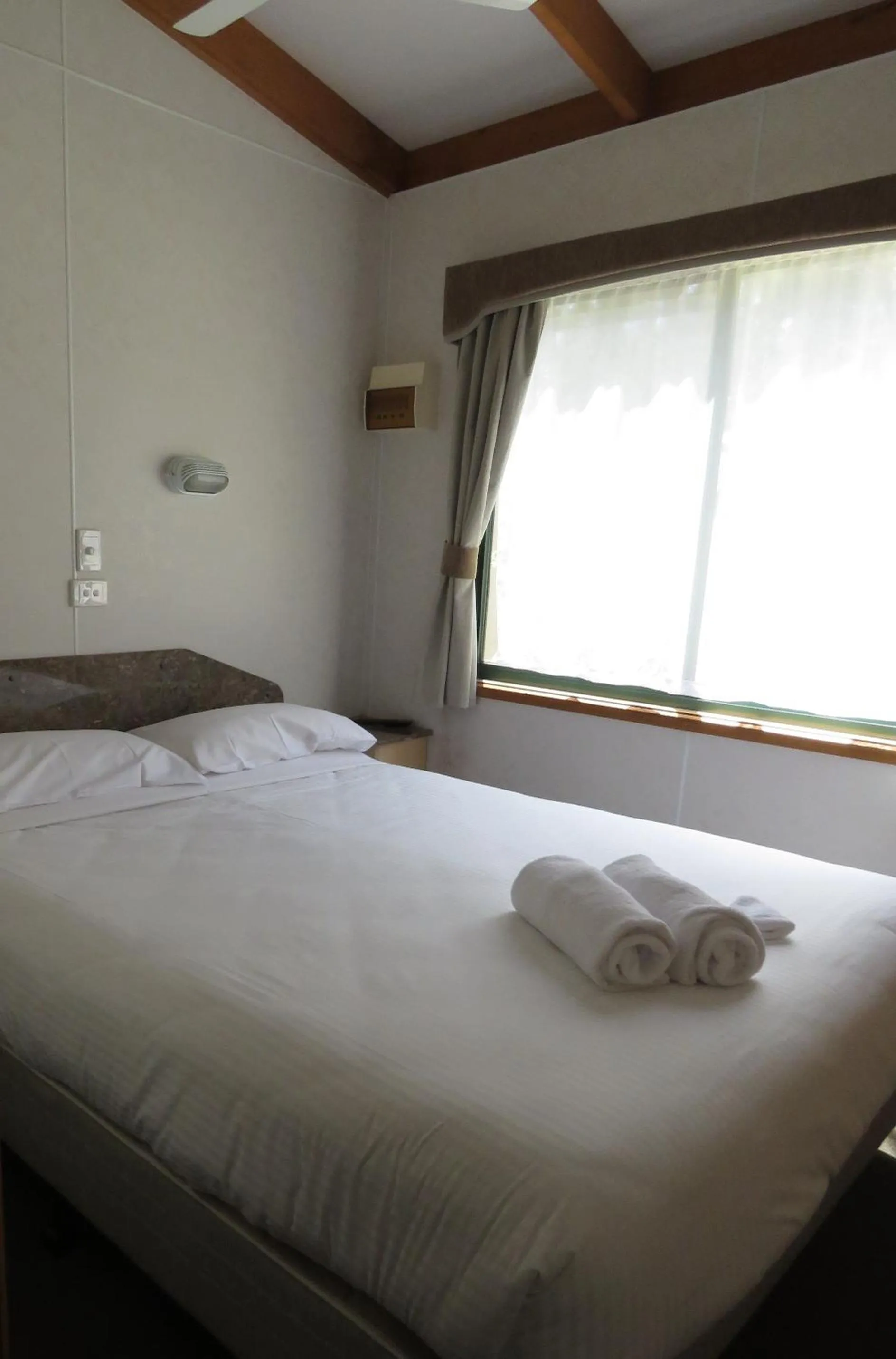 Bedroom, Bed in Beechworth Holiday Park