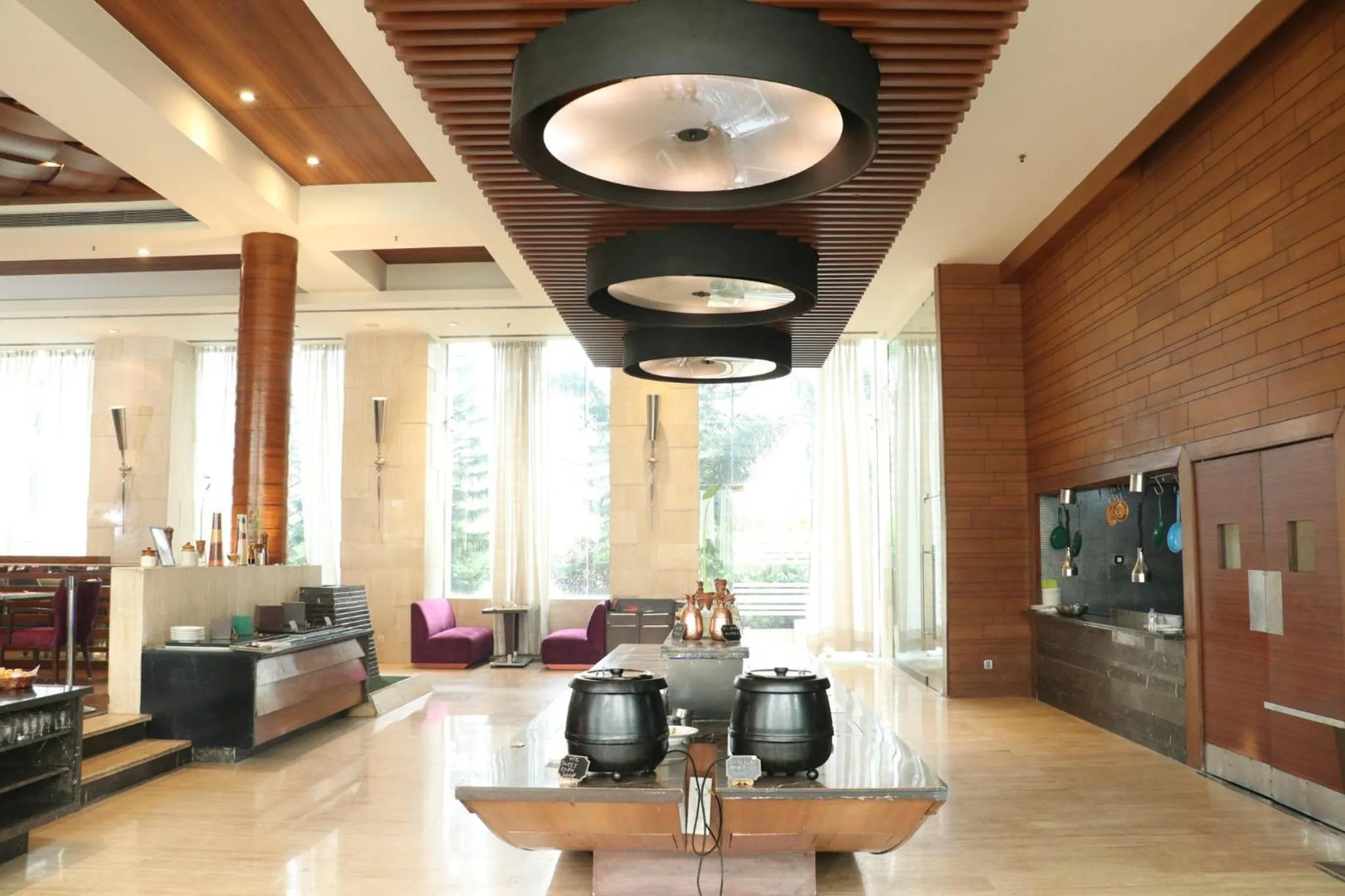 Restaurant/places to eat, Seating Area in Holiday Inn Chandigarh Panchkula, an IHG Hotel