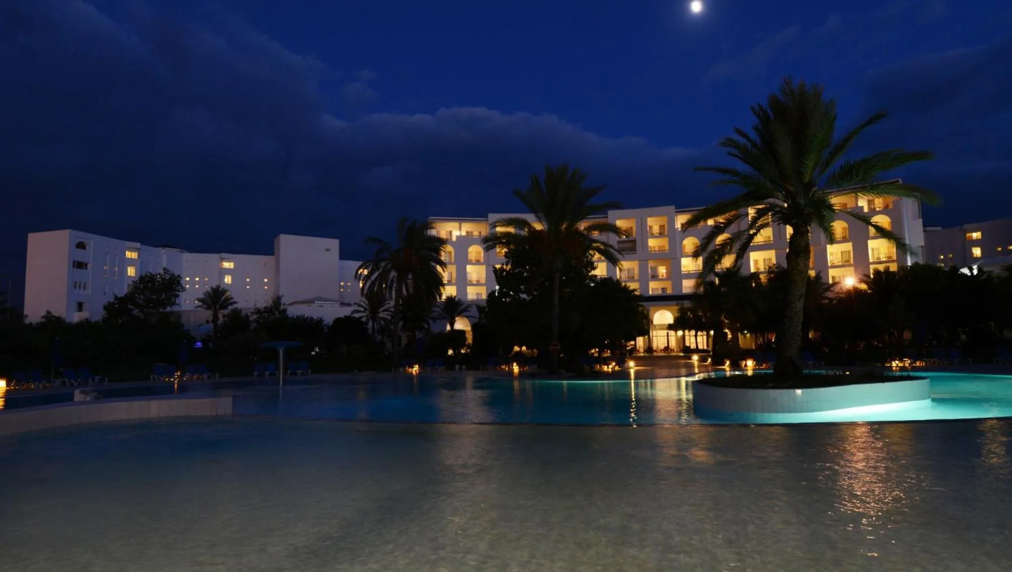 Swimming pool in Vincci Saphir Palace & Spa