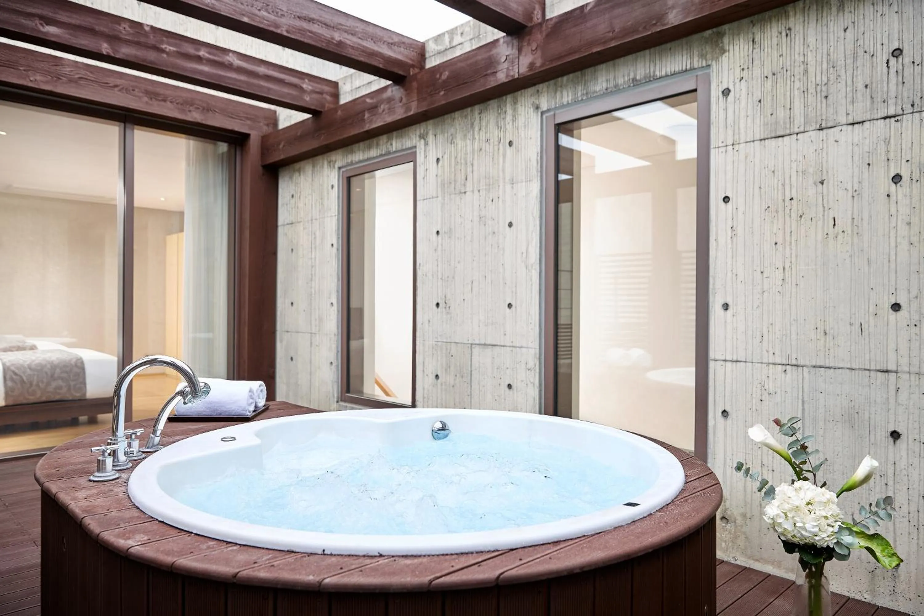 Hot Tub, Bed in Lotte Resort Jeju Artvillas
