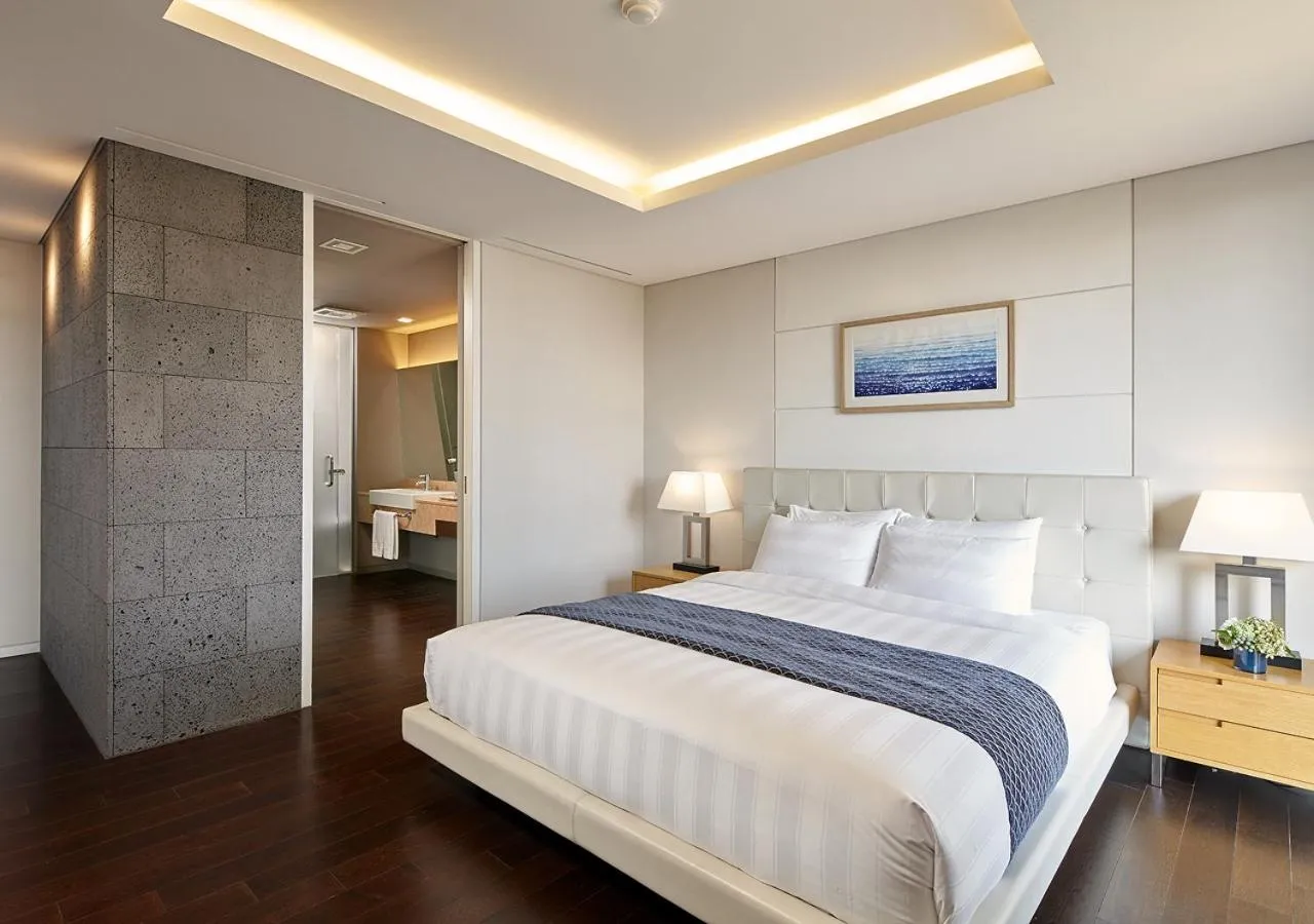 Bedroom, Bed in Lotte Resort Jeju Artvillas