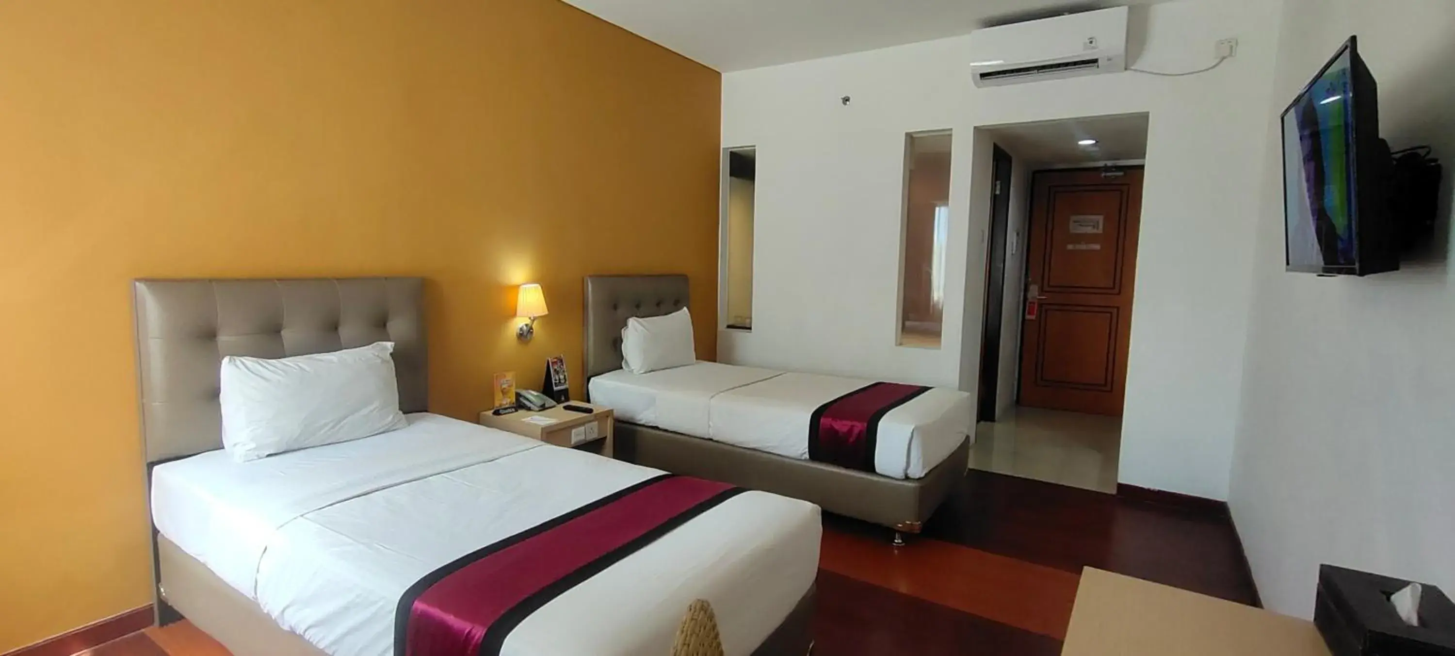 Bed in Hotel Arjuna Yogyakarta
