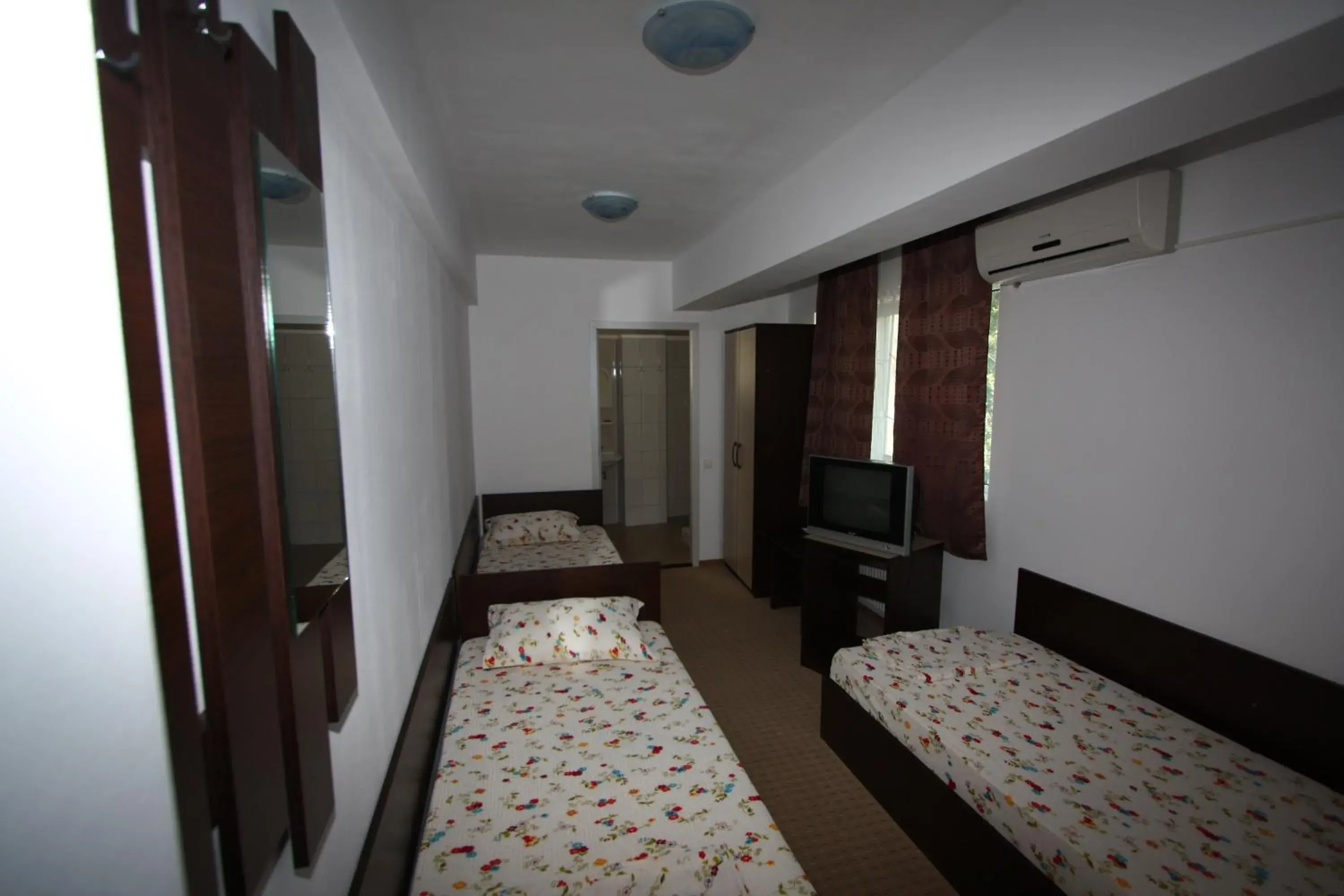 Triple Room in Hotel Basarab Triple Room in Hotel Basarab