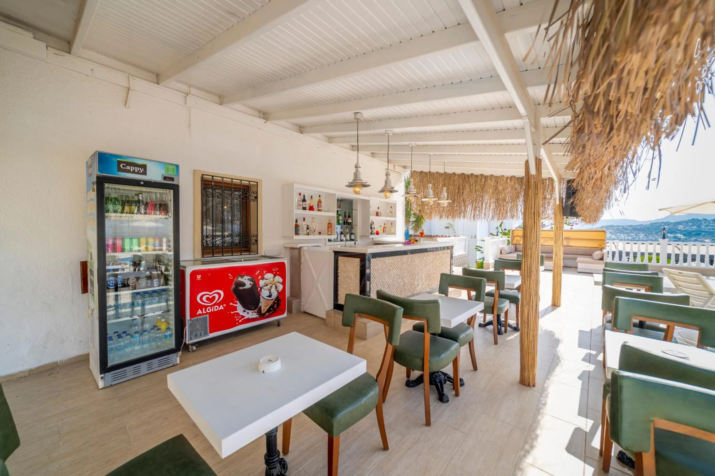 Lounge or bar, Restaurant/Places to Eat in Queen Boutique Hotel