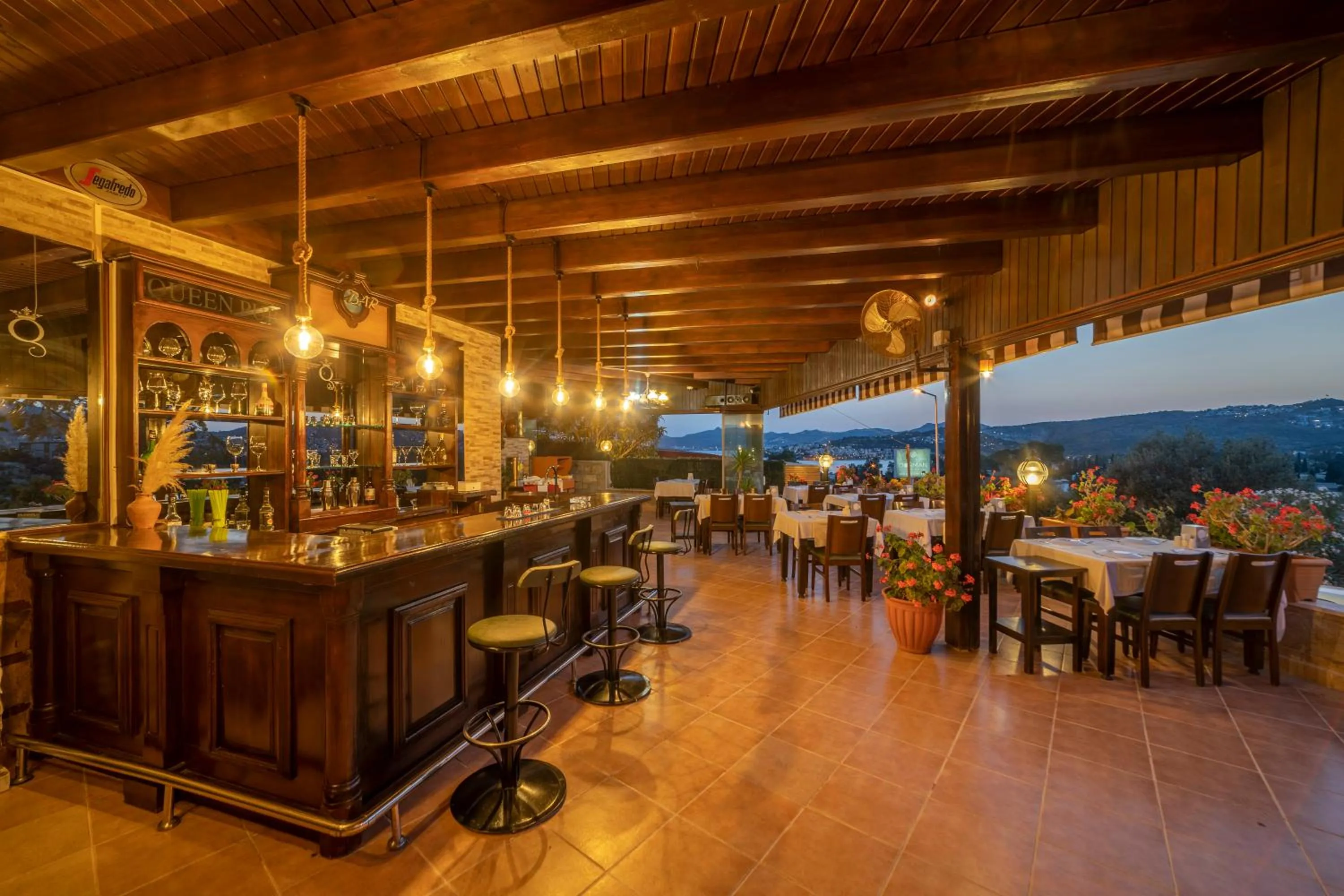 Restaurant/Places to Eat in Queen Boutique Hotel