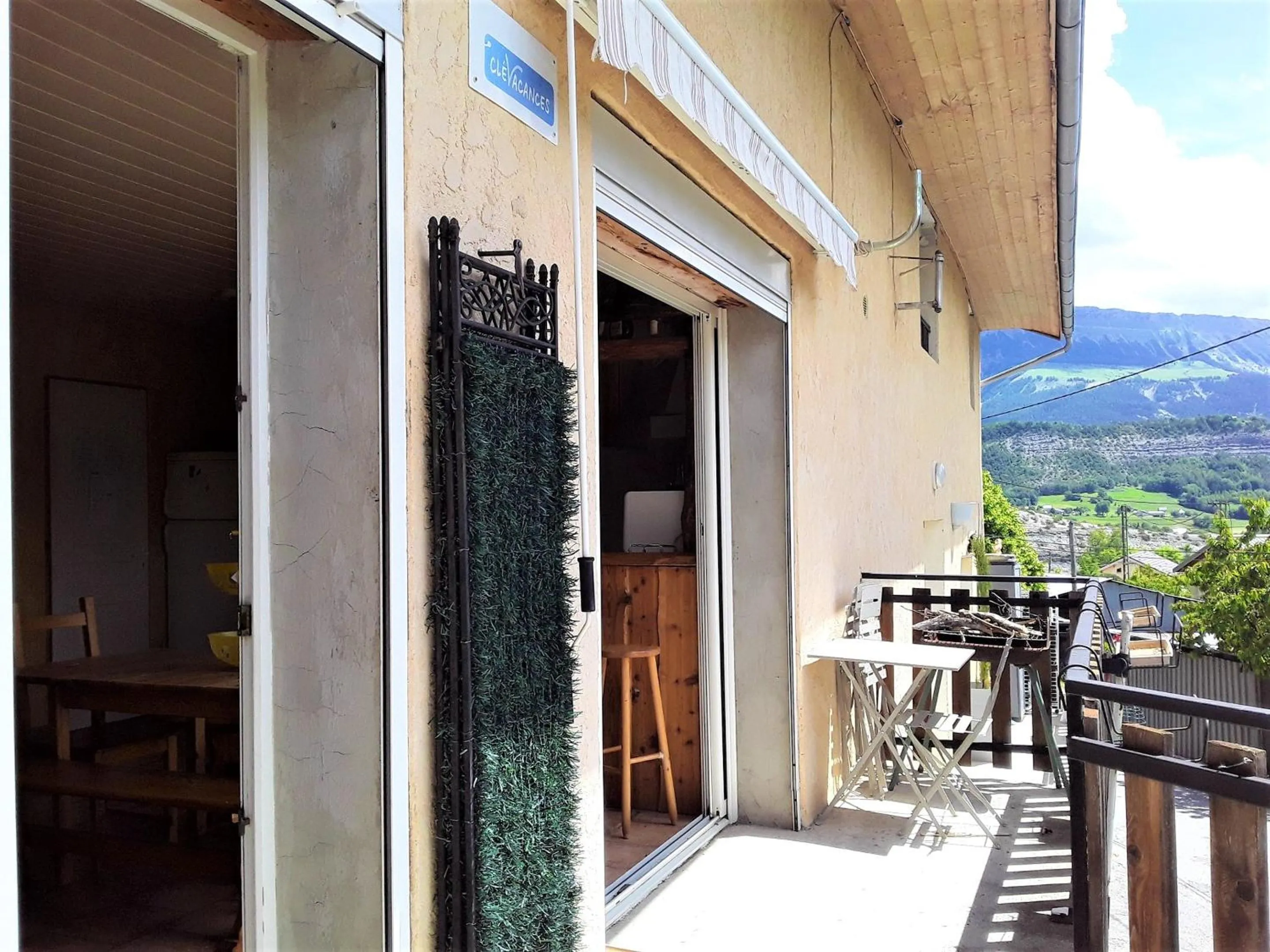 Facade/entrance in Appartement accueillant à Selonnet de 80 m² avec piscine partagée