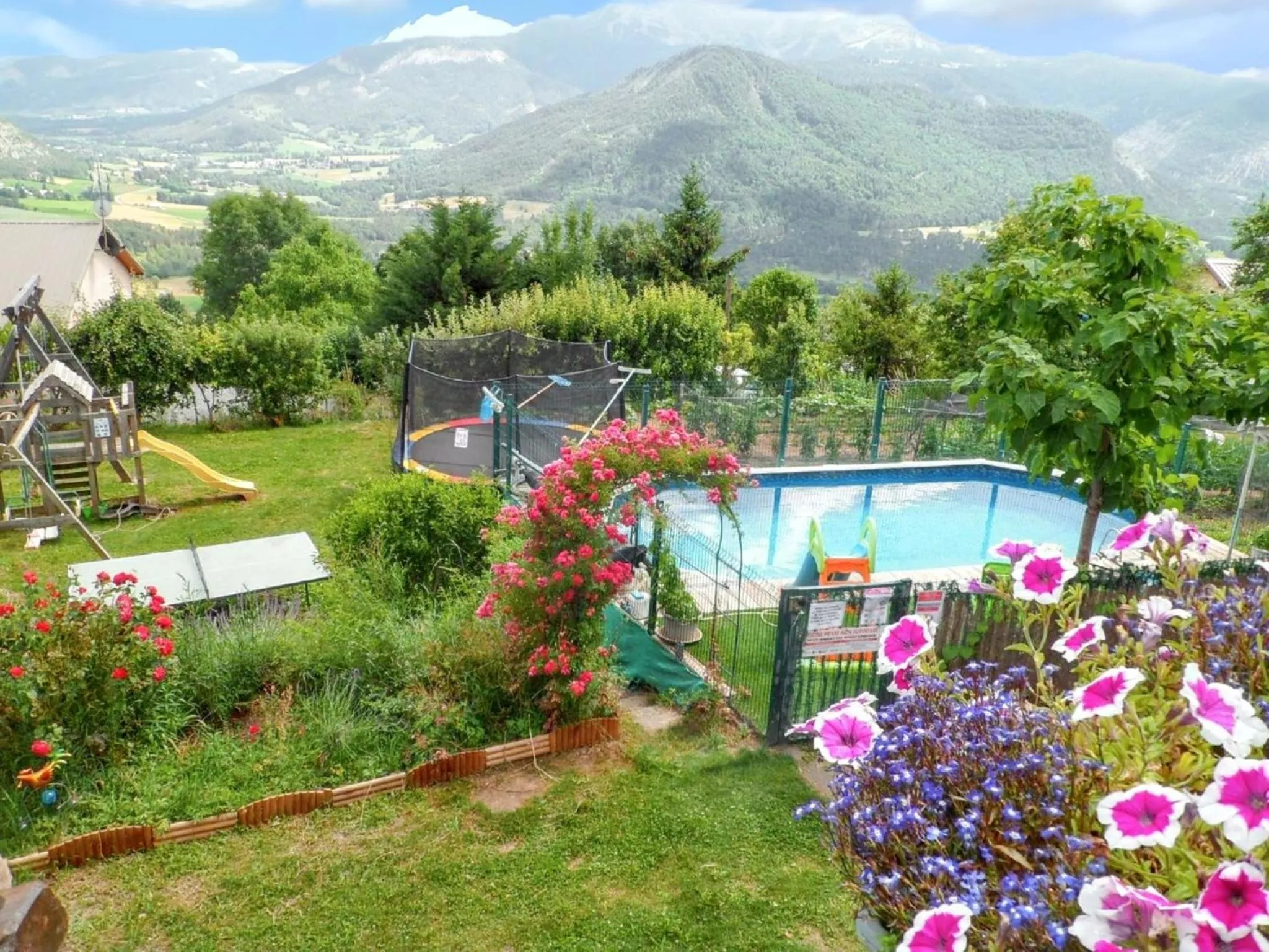 Pool view in Appartement accueillant à Selonnet de 80 m² avec piscine partagée