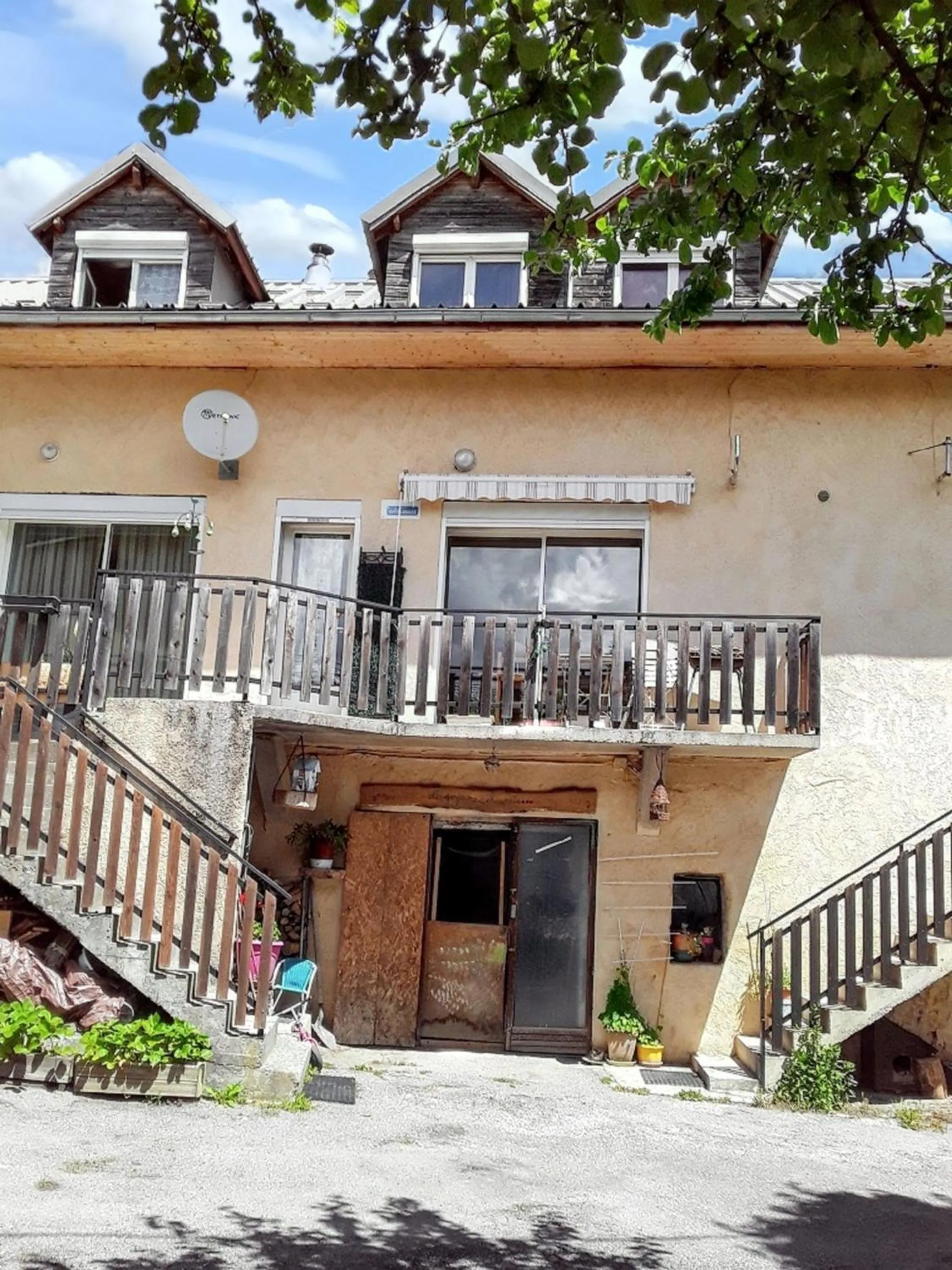 Property building in Appartement accueillant à Selonnet de 80 m² avec piscine partagée