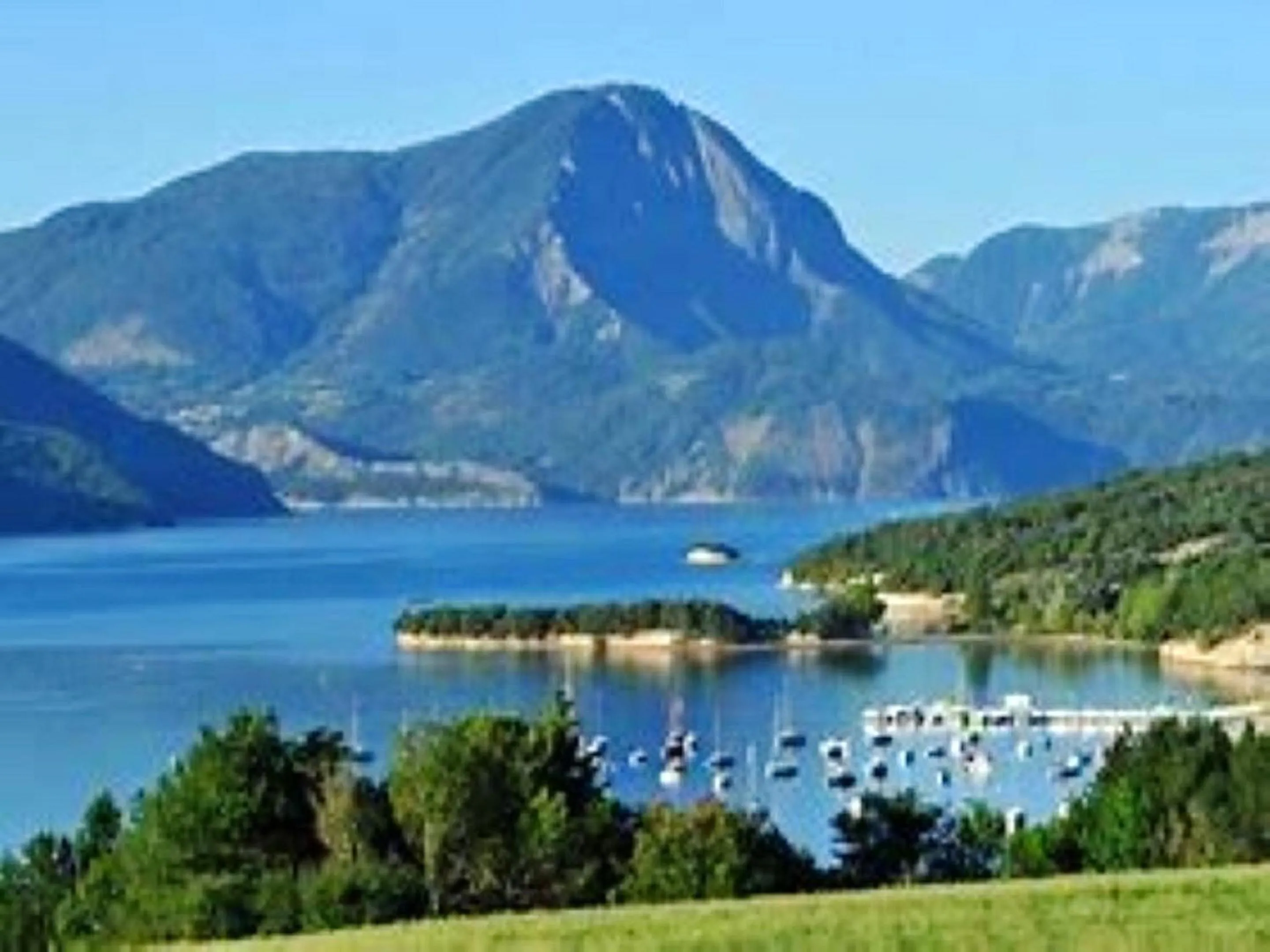 Lake view in Appartement accueillant à Selonnet de 80 m² avec piscine partagée