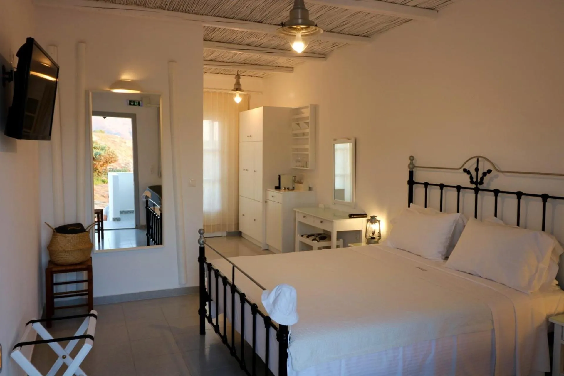 Bed in Avra Pahainas