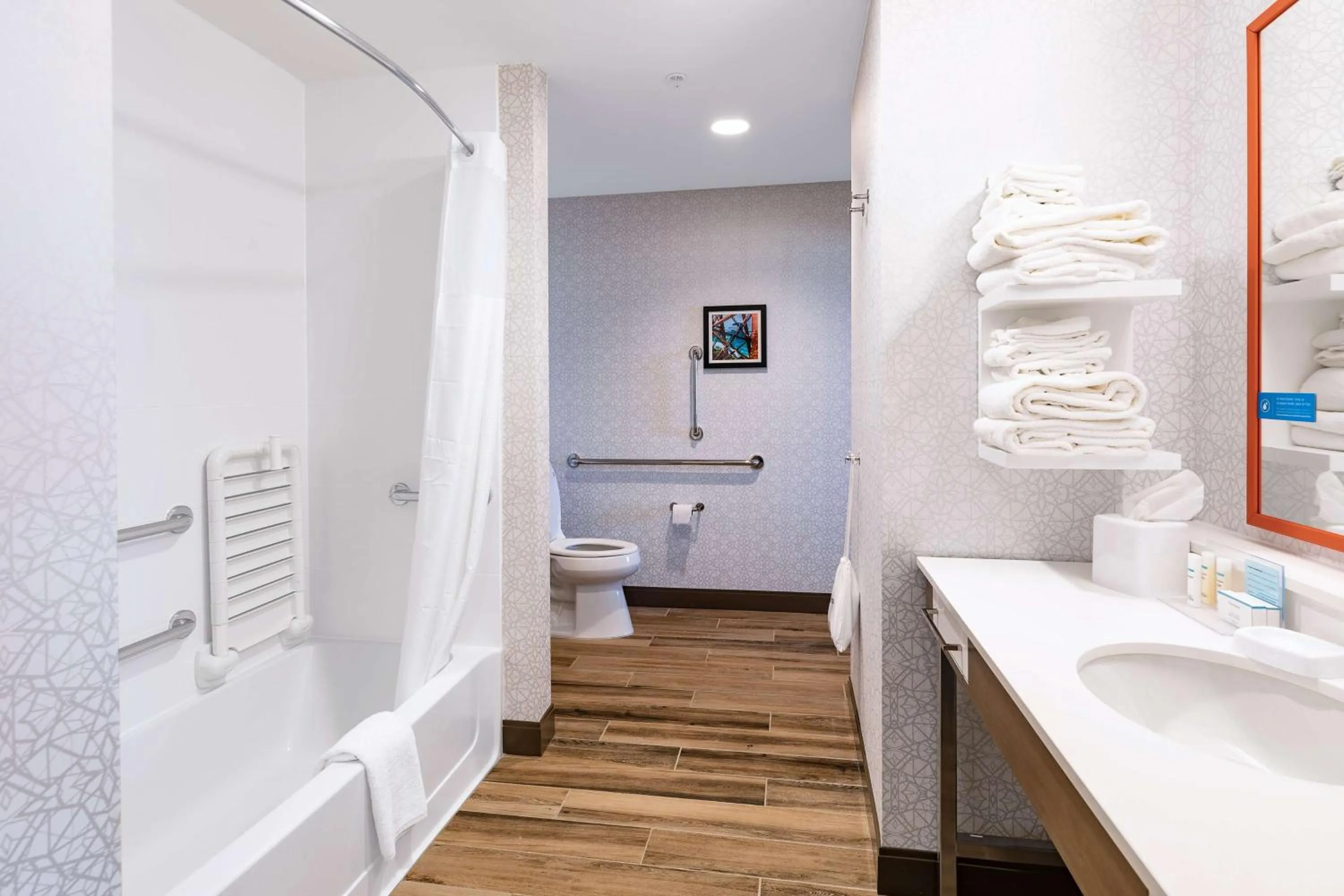 Bathroom, Bed in Hampton Inn & Suites By Hilton-Columbia Killian Road