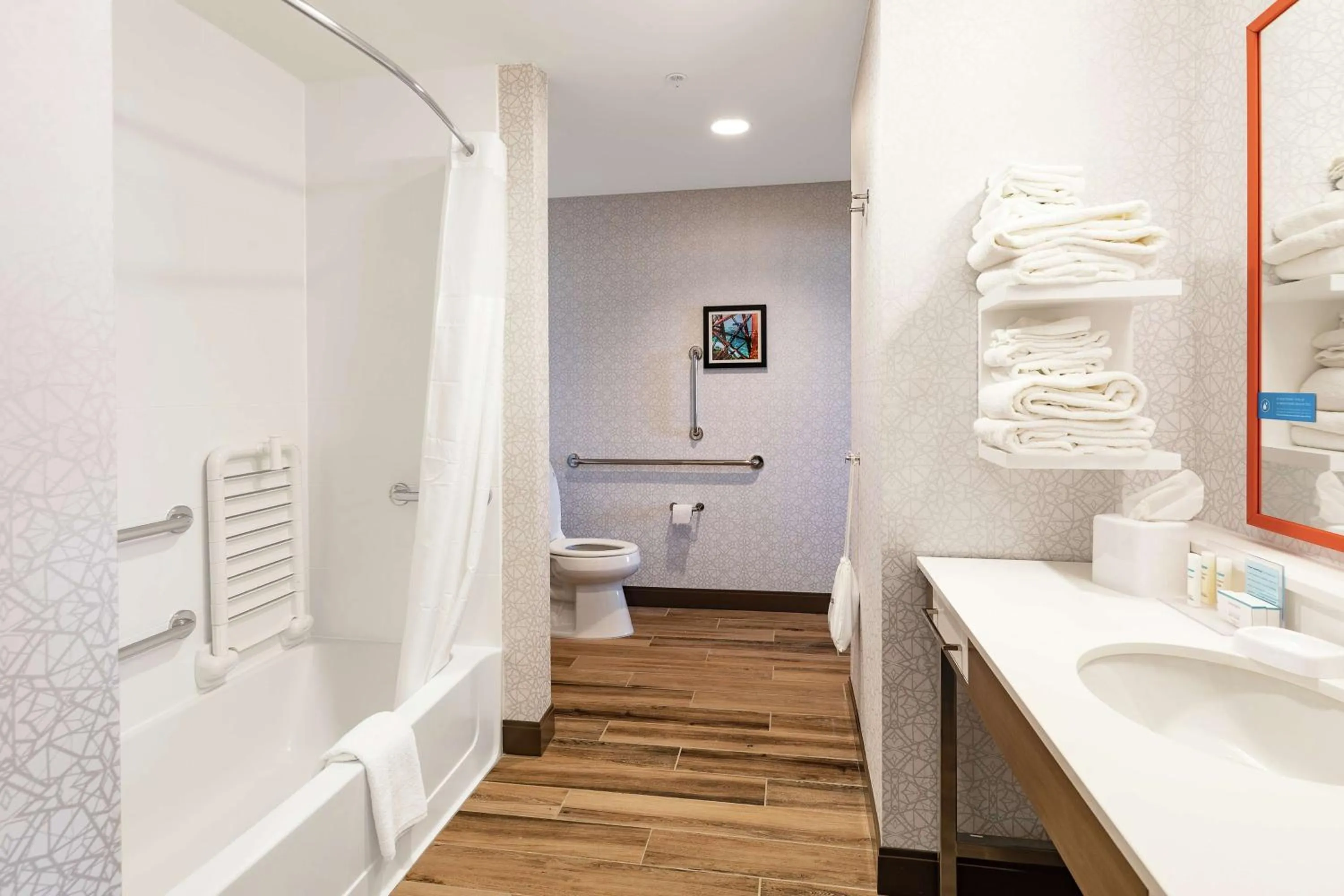 Bathroom, Bed in Hampton Inn & Suites By Hilton-Columbia Killian Road