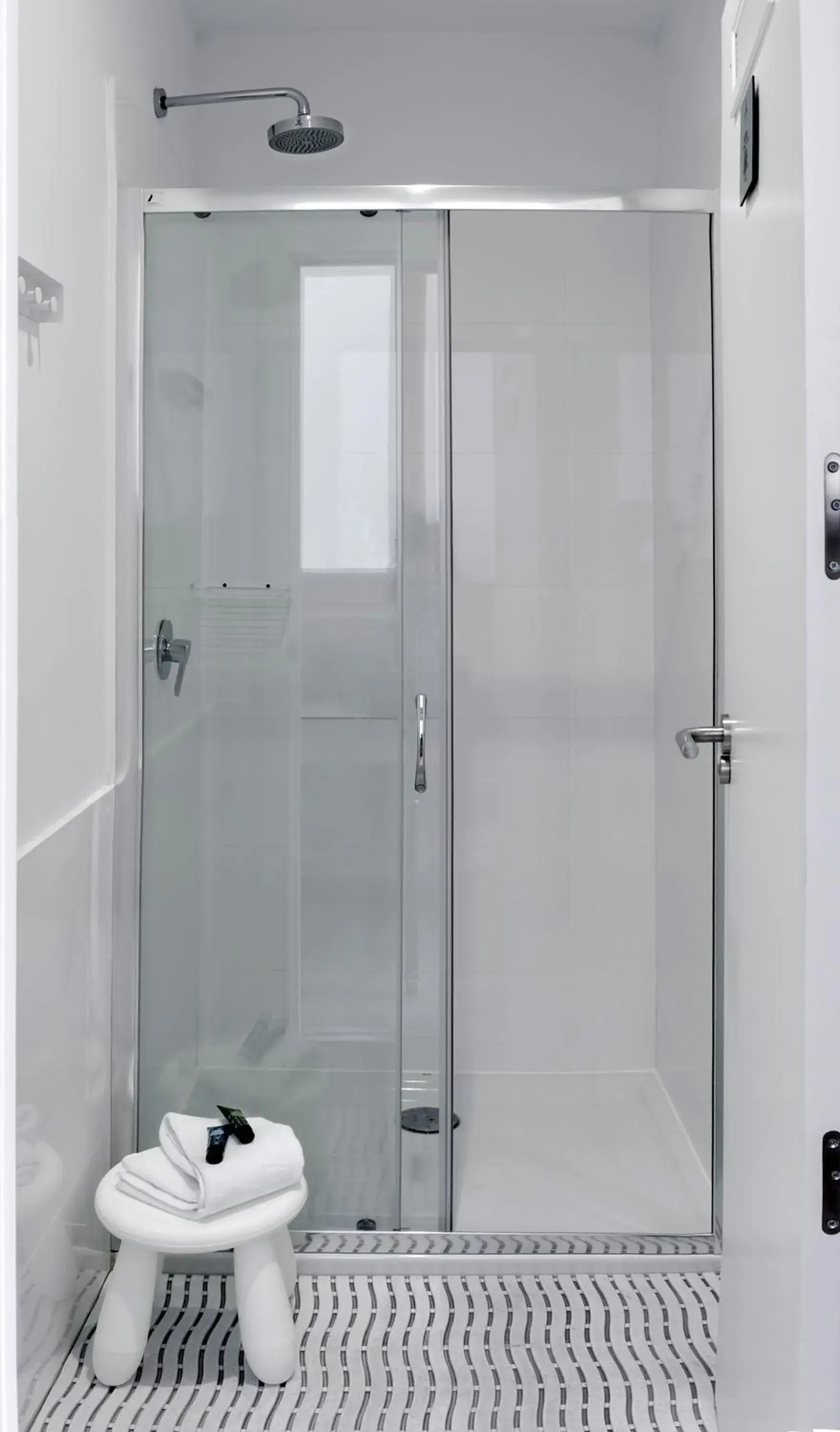 Shower, Bathroom in Safestay Madrid