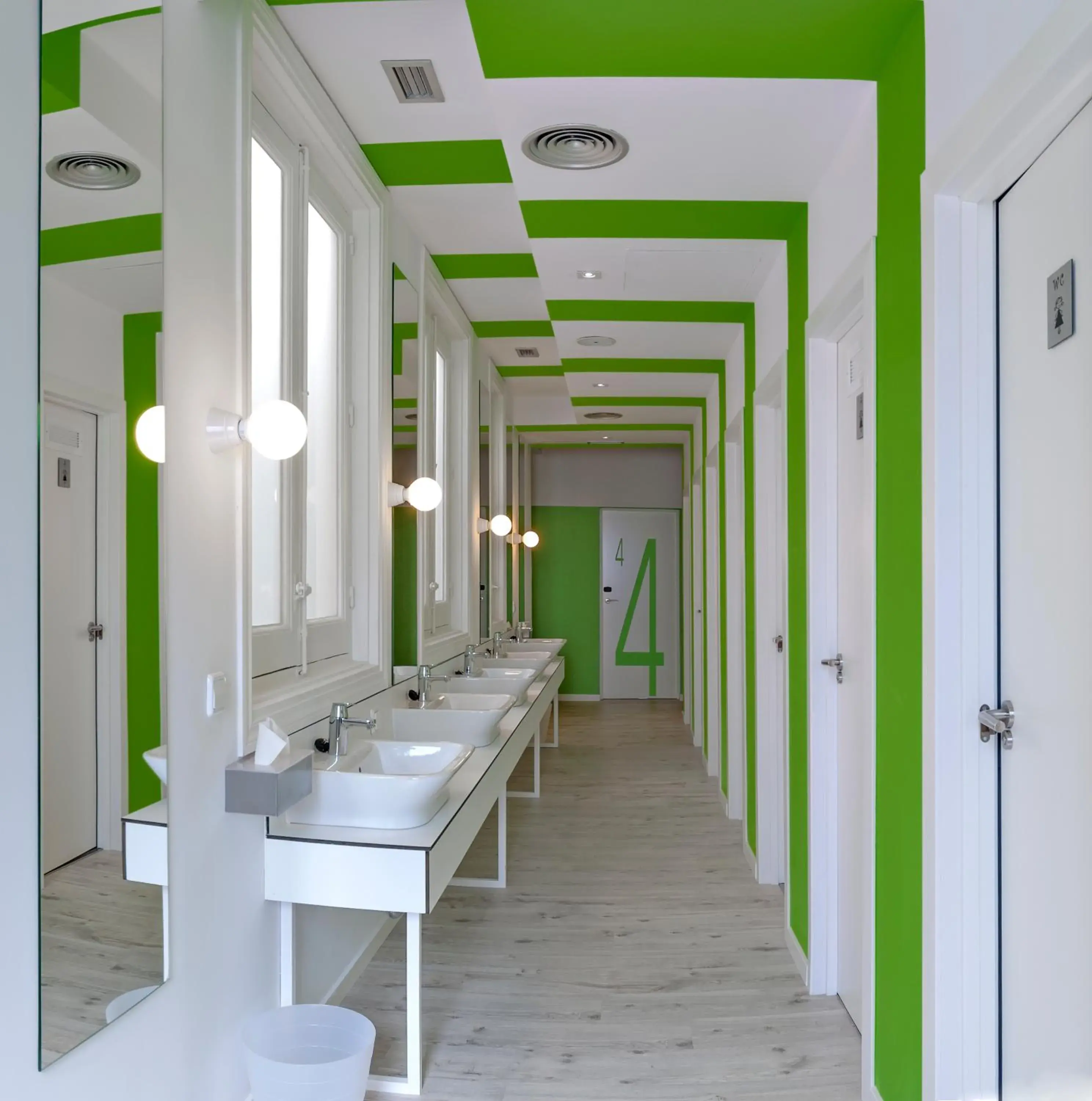 Bathroom, Dining Area in Safestay Madrid