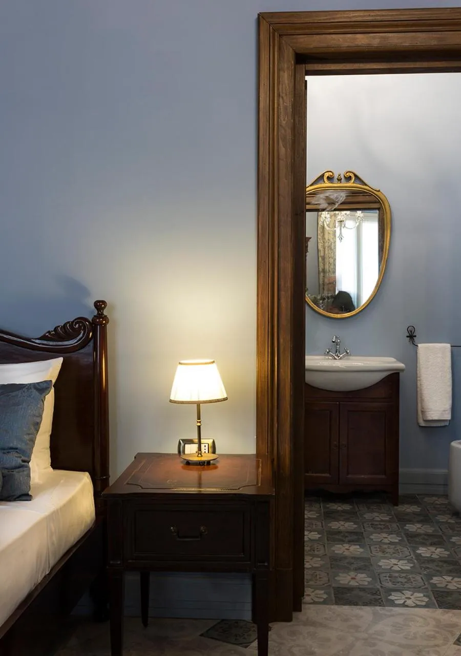 Shower, Bed in Navona Grand Suite