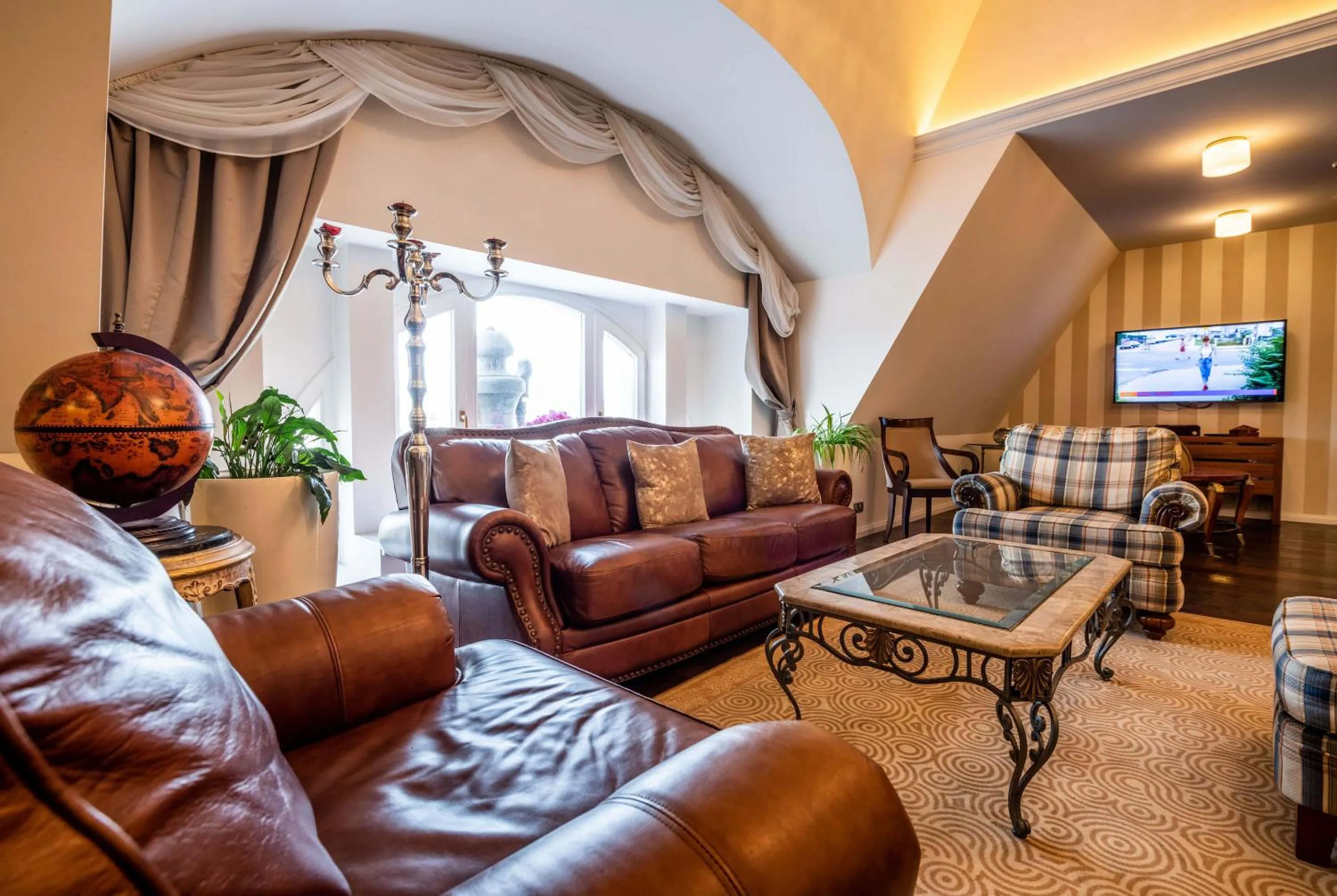 Communal lounge/ TV room in Hotel Elizabeth