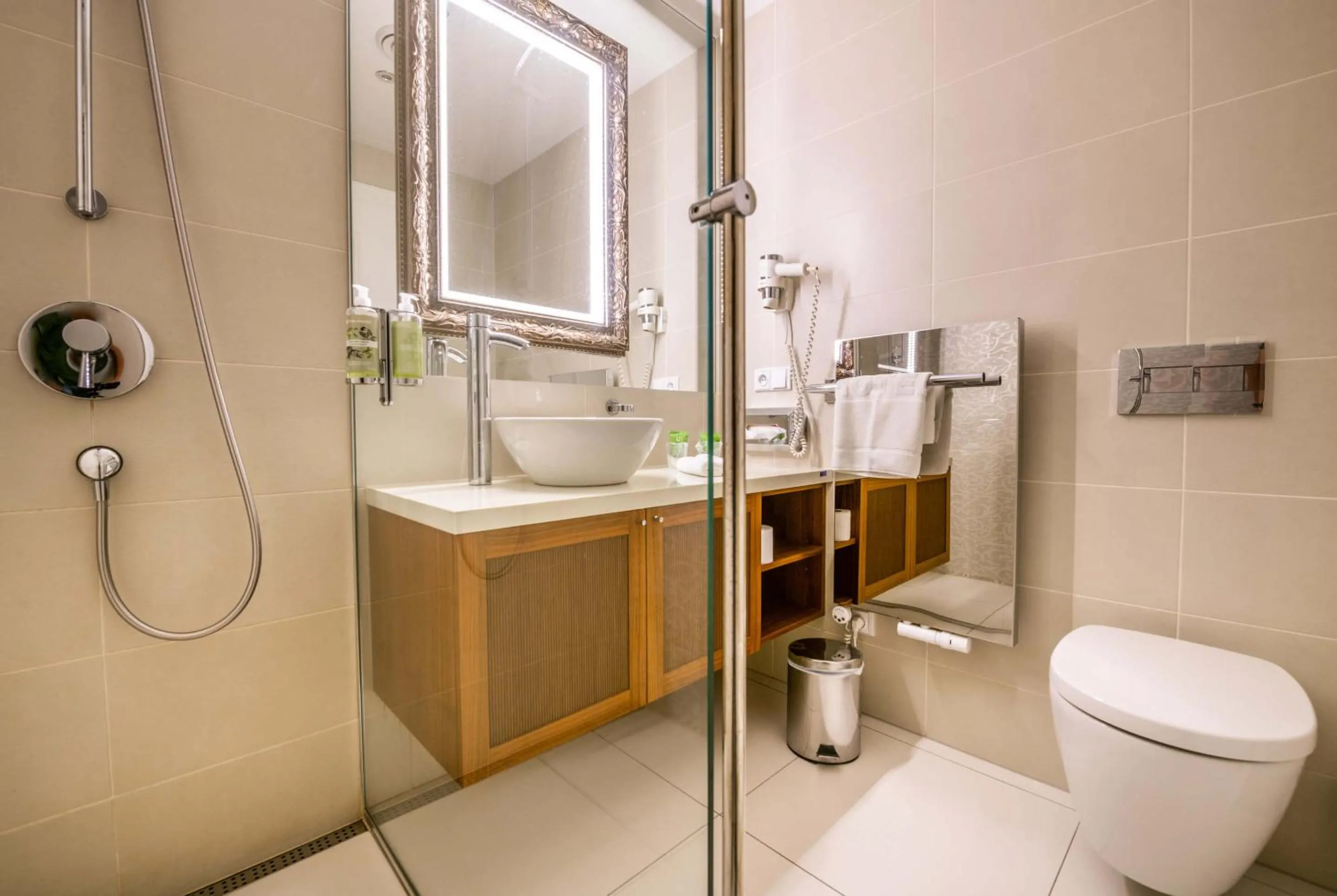 Shower in Hotel Elizabeth