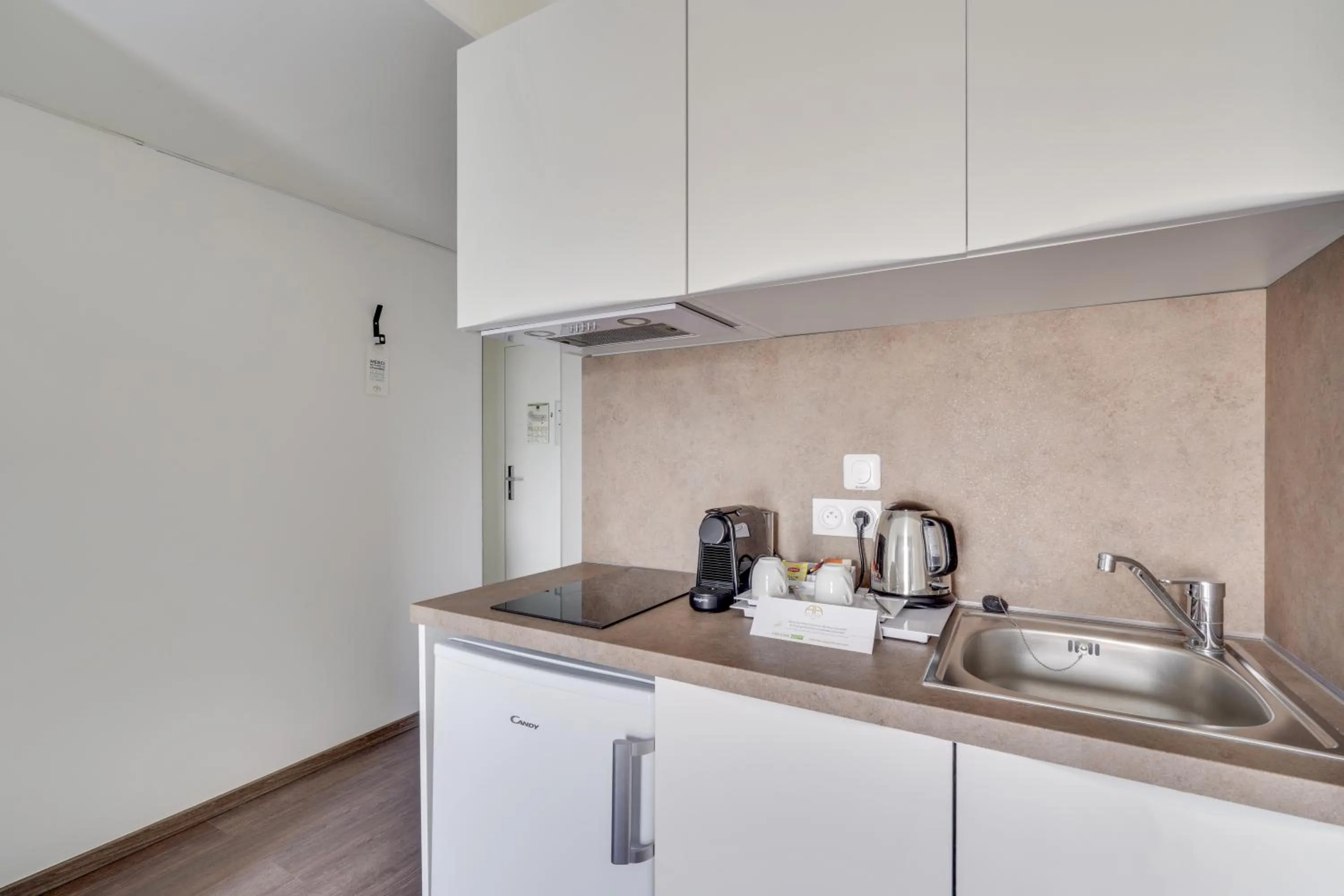 Kitchen or kitchenette in All Suites Appart Hôtel - Palaiseau - Massy TGV
