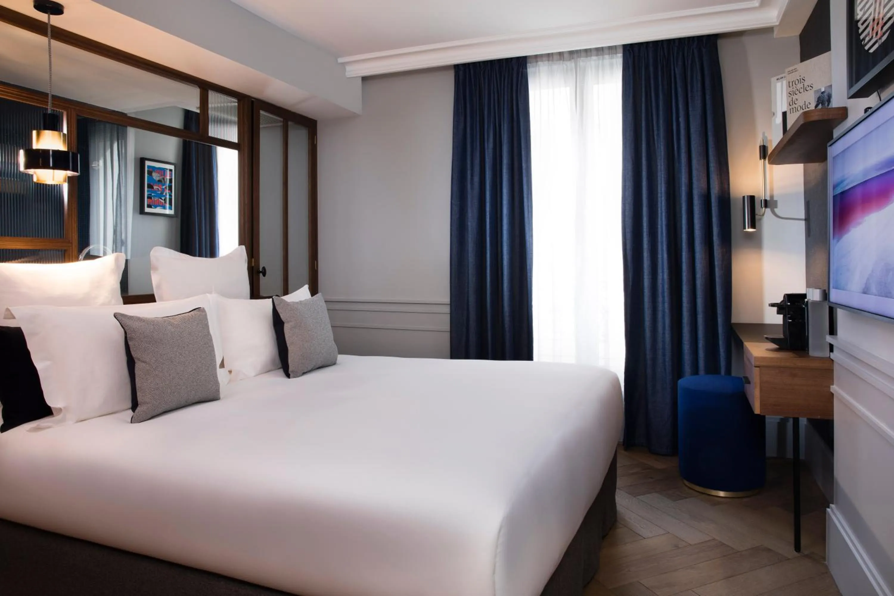 Bedroom, Bed in Hotel Flanelles Paris