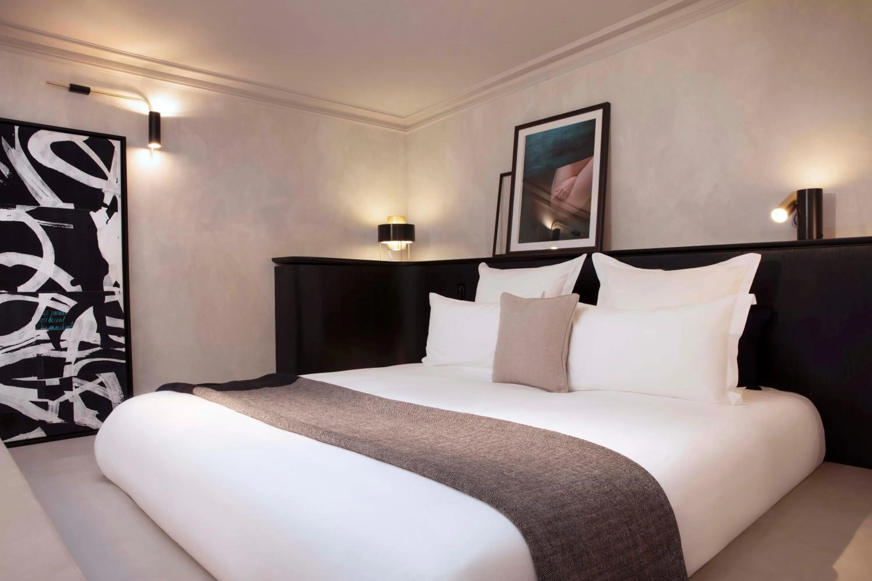 Bed in Maison ELLE Paris