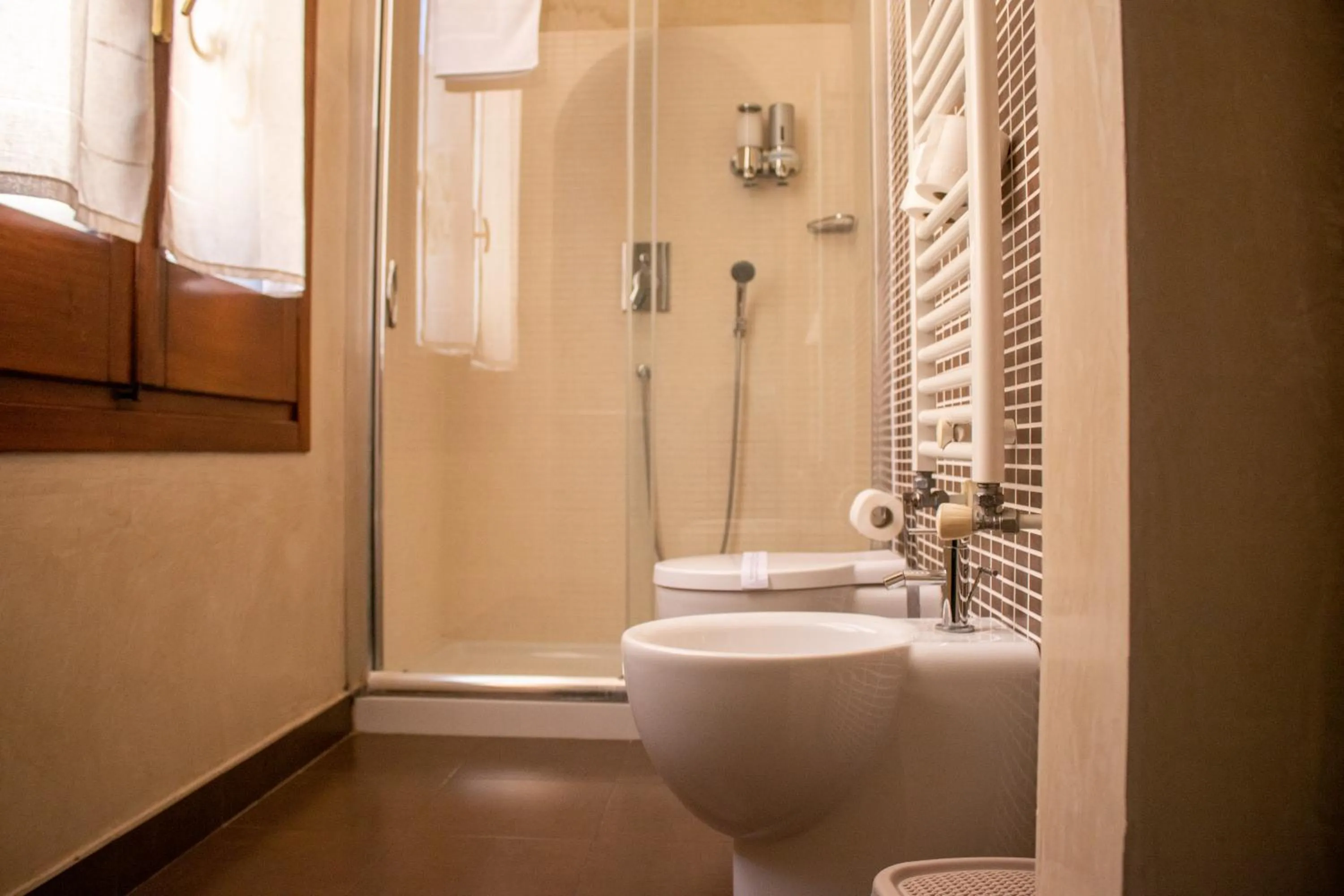 Shower in Apollo Suites