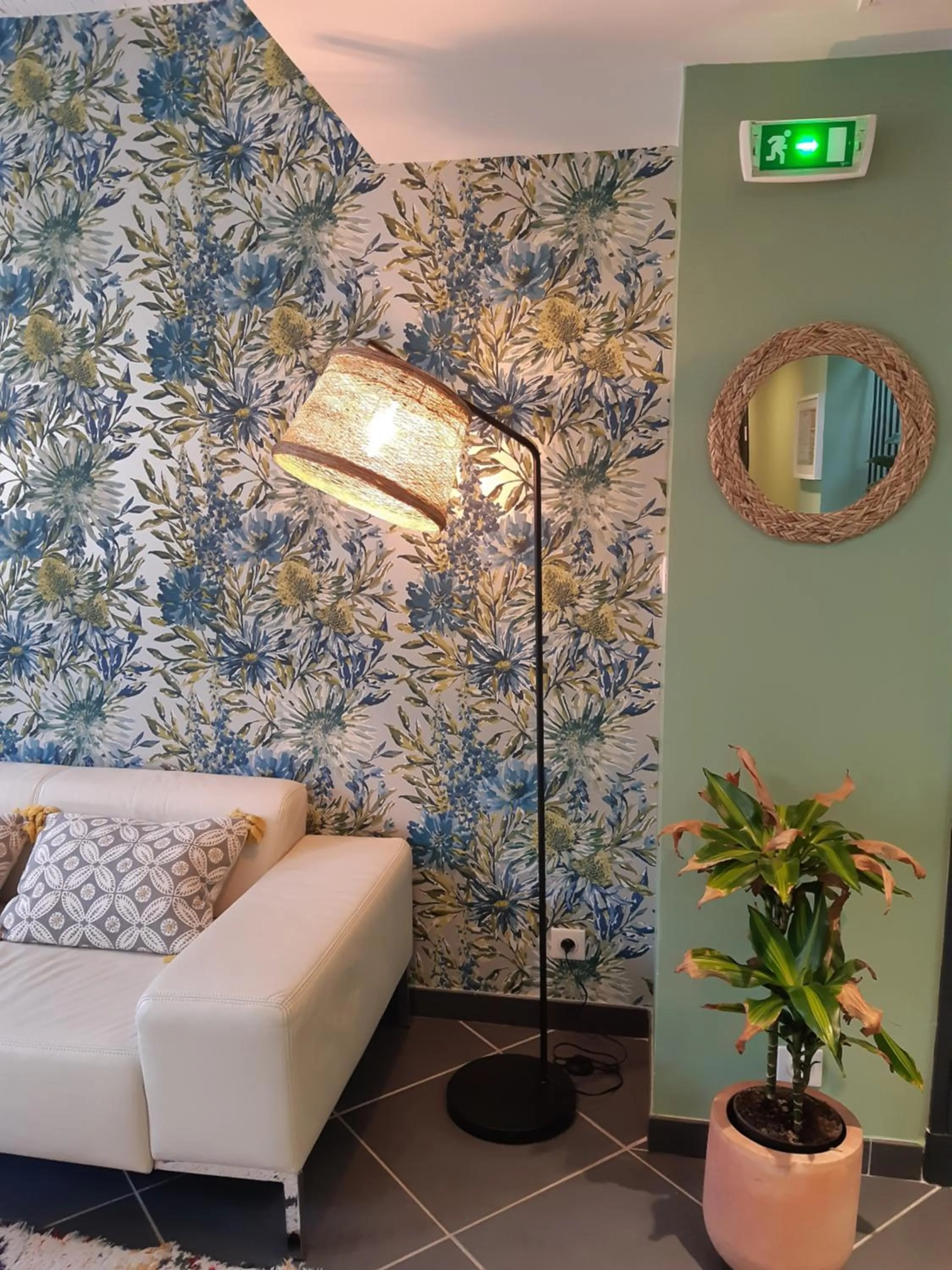 Living room, Bed in Hôtel Restaurant Notre Dame