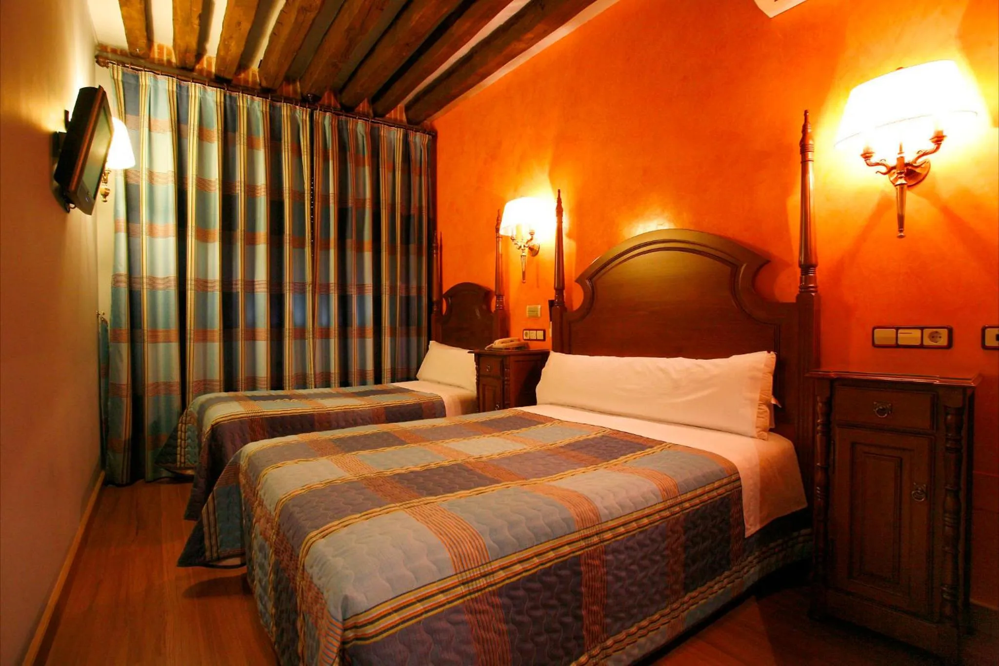 Photo of the whole room, Bed in Hostal Victoria I