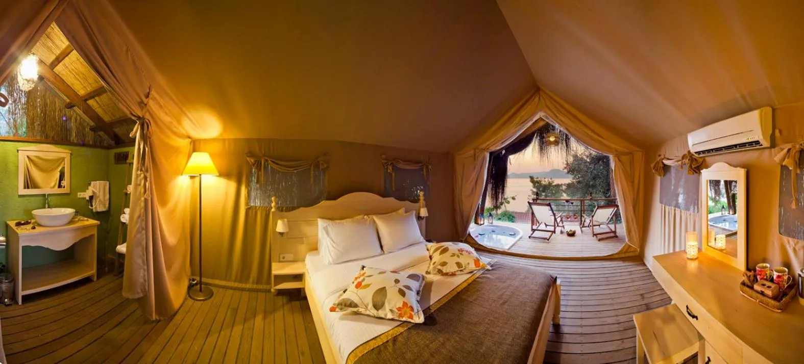 Photo of the whole room, Bed in Perdue Hotel