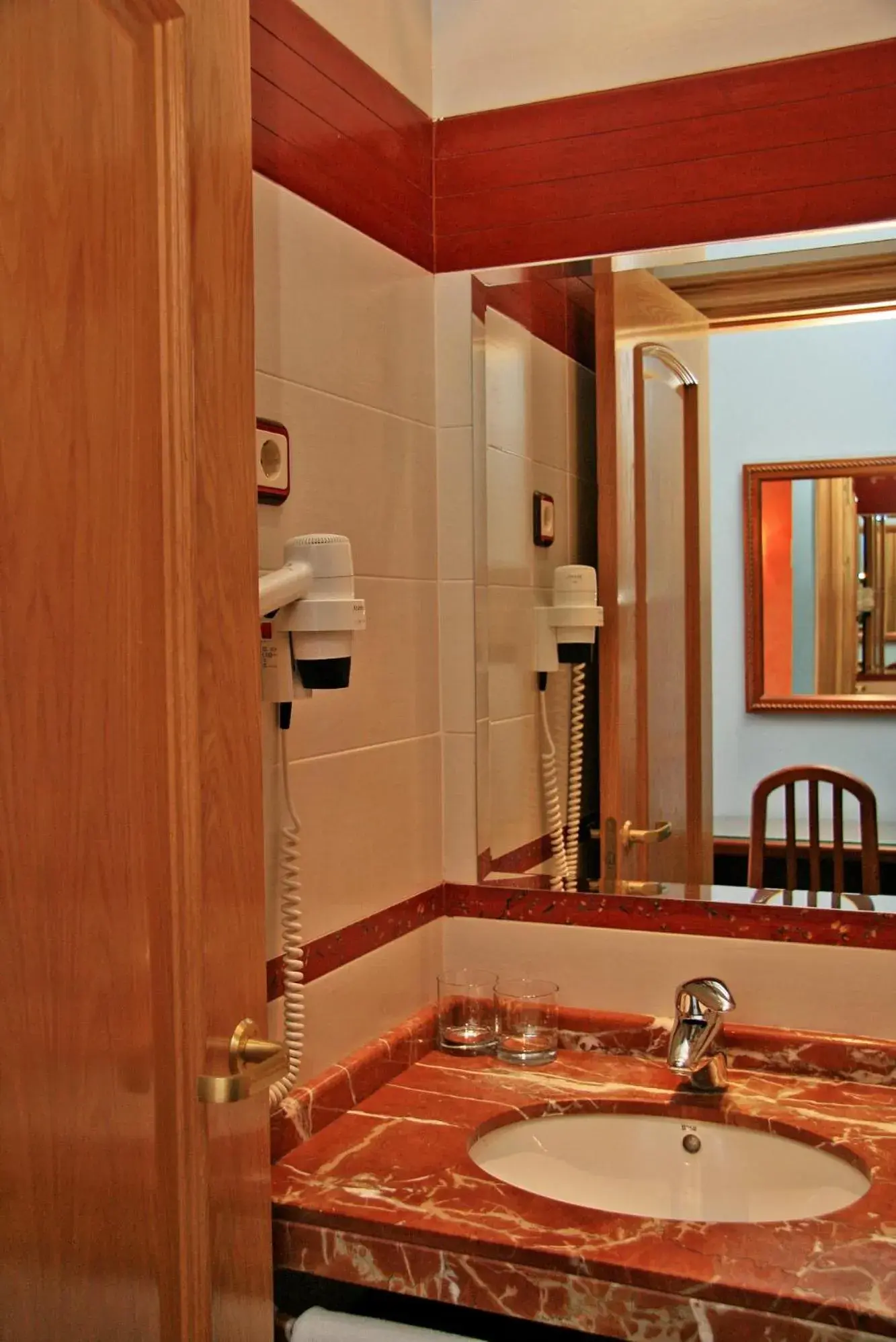 Superior Double Room in Hostal Victoria II Superior Double Room in Hostal Victoria II